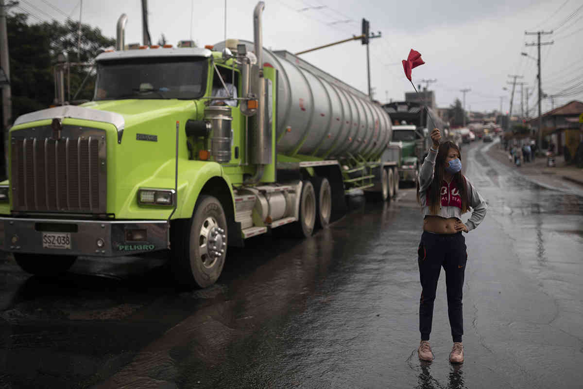 Bloqueos en la salida de Bogotá vía al Llano por falta de recursos y presencia del estado durante la pandemia.