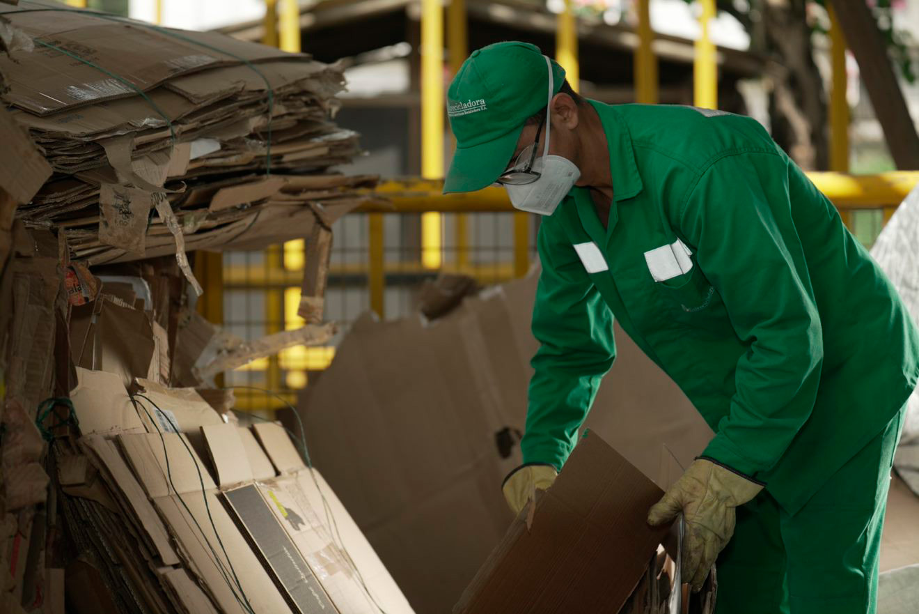 Smurfit Westrock implementa mejoras en eficiencia energética y transición a energías de base biológica para reducir sus emisiones de CO2 en un 55% para 2030 y alcanzar cero emisiones netas para 2050.