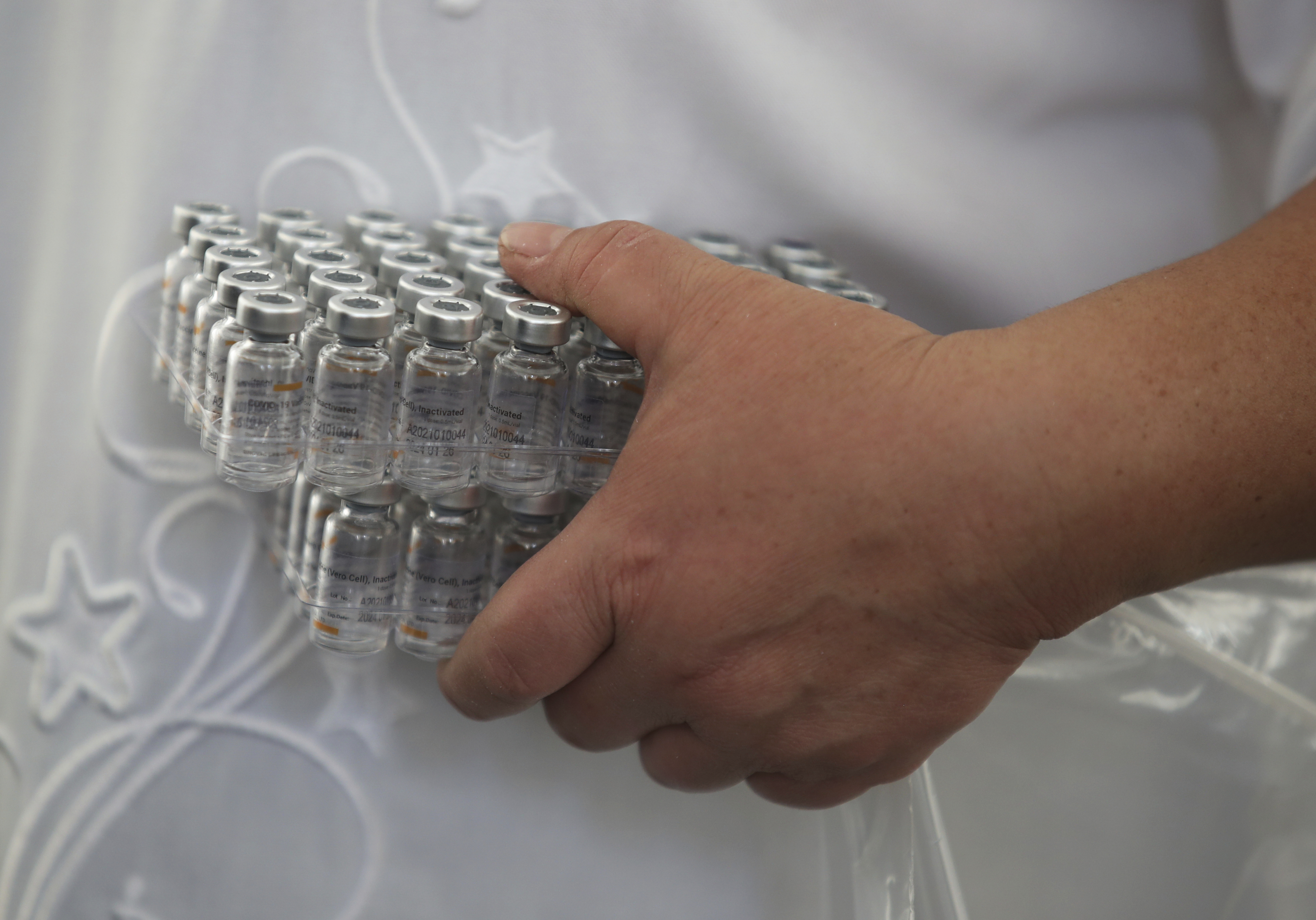 Coronavirus: AstraZeneca busca asociarse con Sputnik V gracias a la eficacia de su vacuna