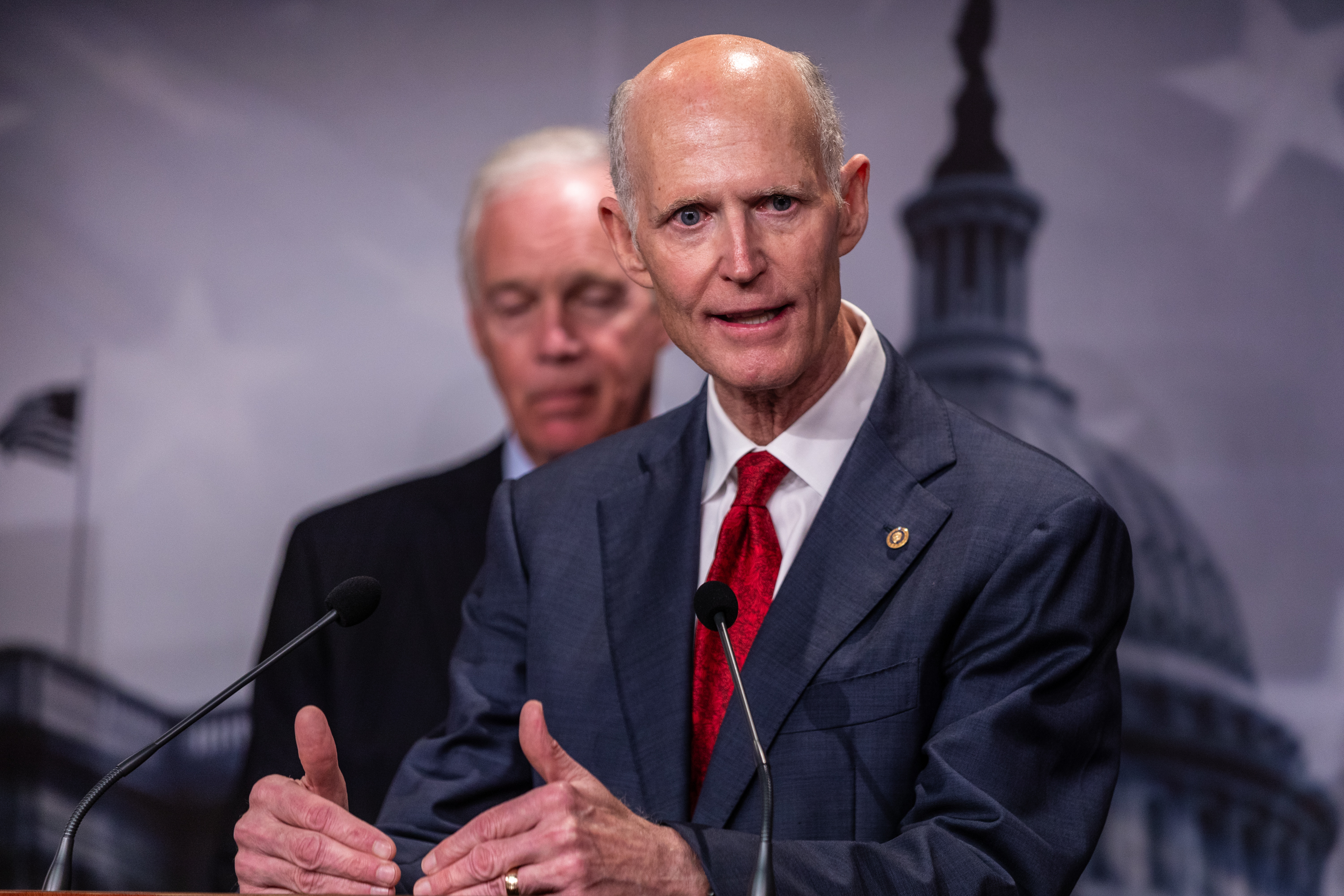 El senador estadounidense Rick Scott (R-FL) habla con los periodistas sobre la Ley de Salvaguardia de la Elegibilidad de los Votantes Estadounidenses (SAVE) en el Capitolio de los Estados Unidos el 11 de septiembre de 2024 en Washington, DC.