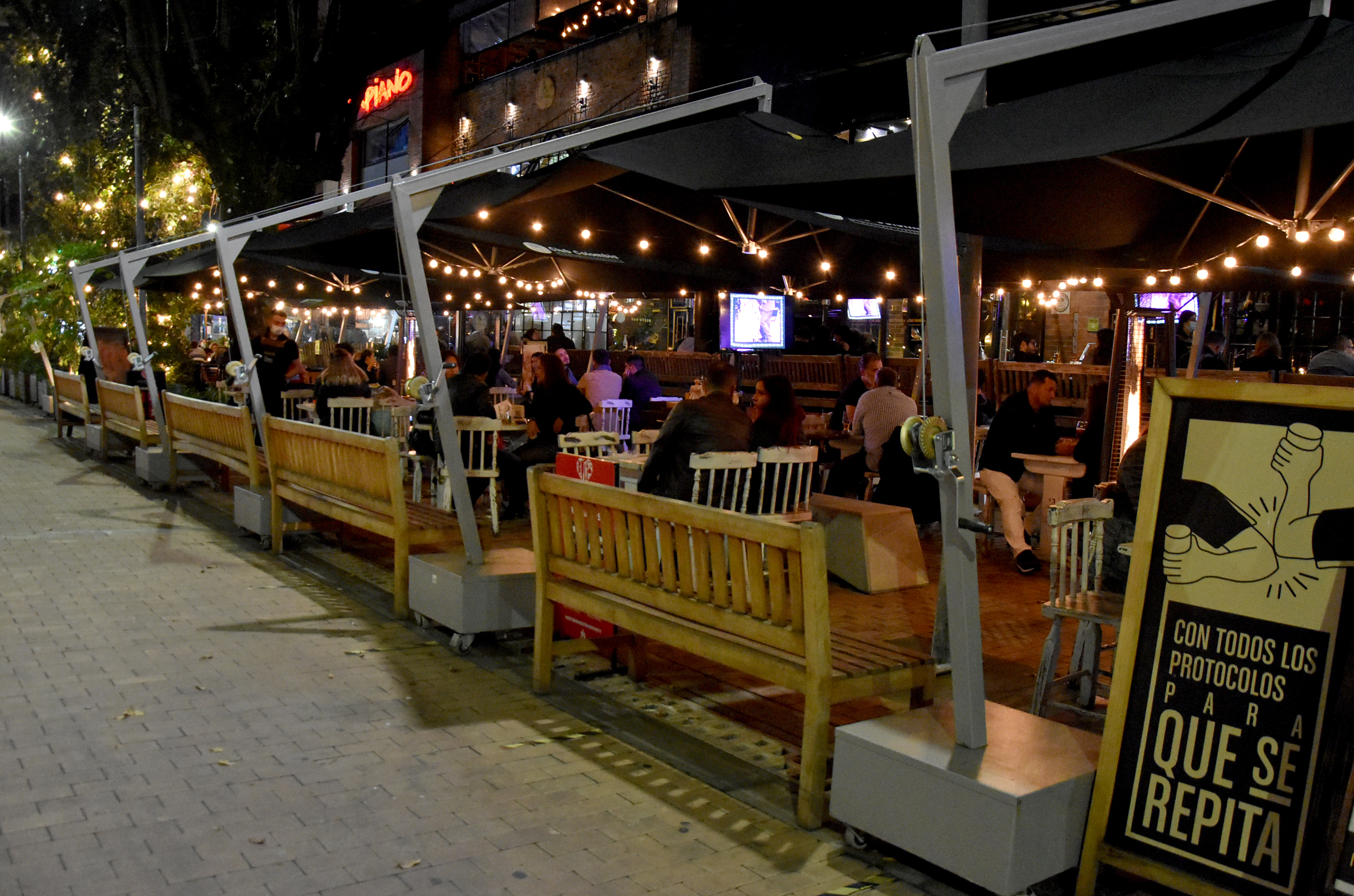 Reactivación gastrobares en Bogotá nocturna.