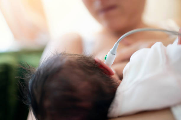 Según la OMS, el tamizaje auditivo neonatal es una actividad costo-efectiva, con un rendimiento del 67 % (1.67 dólares internacionales recuperados por cada dólar invertido).