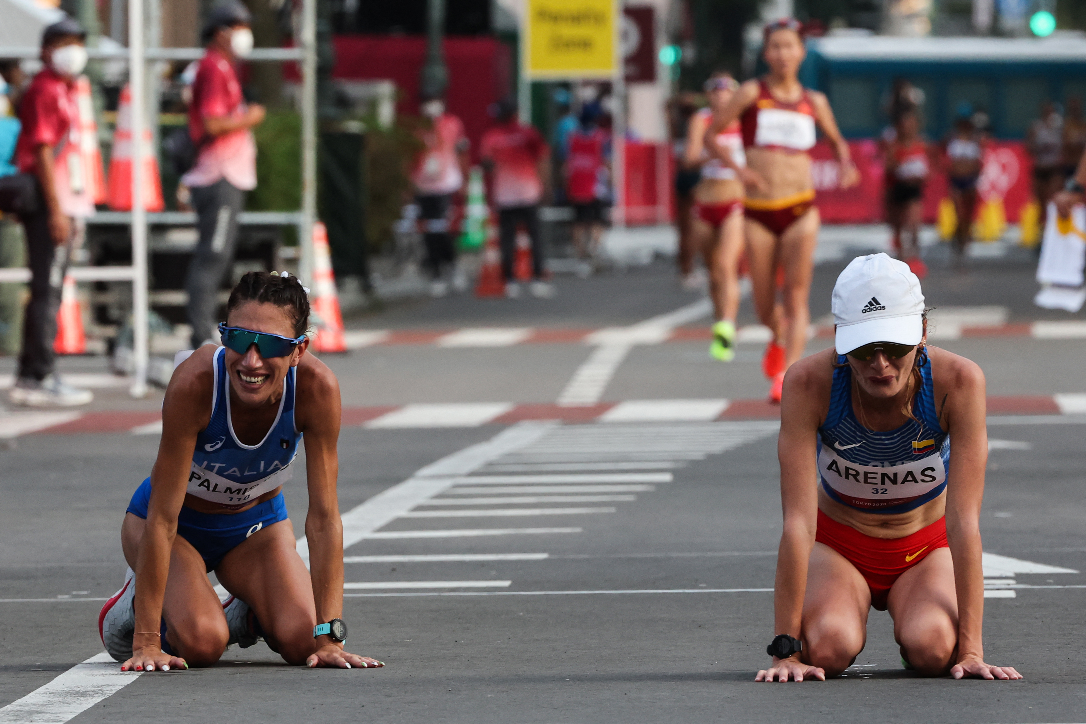 En video: el dramático final de la carrera de Sandra Lorena Arenas, una rival le iba a quitar la medalla de plata en los Juegos Olímpicos de Tokio 2020