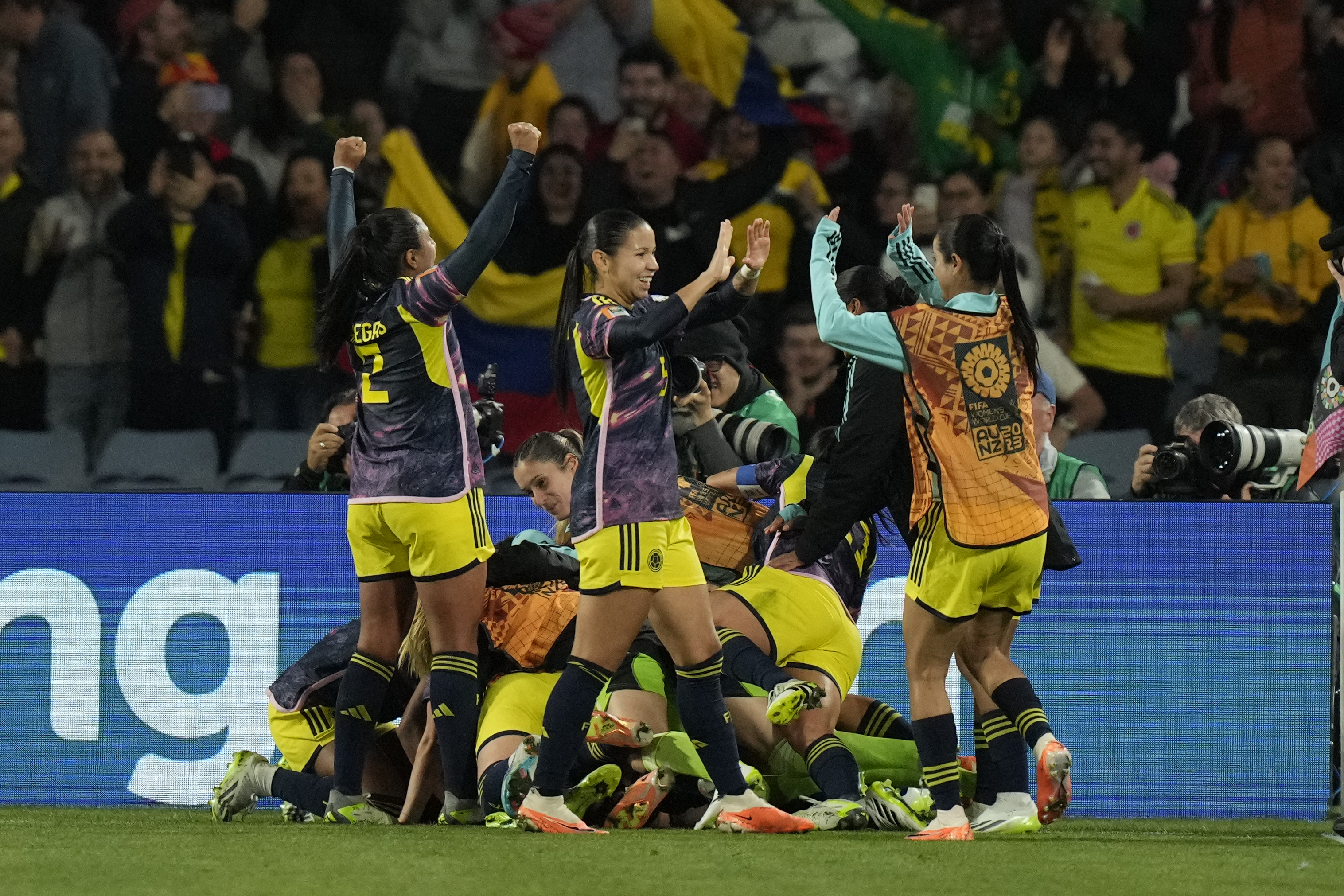 Las jugadoras de Colombia celebran después de anotar el primer gol de la colombiana Leicy Santos, sin ser vistas, durante el partido de cuartos de final de la Copa Mundial Femenina de fútbol entre Inglaterra y Colombia en el Estadio Australia en Sídney, Australia, el sábado 12 de agosto de 2023. (Foto AP/Rick Rycroft)