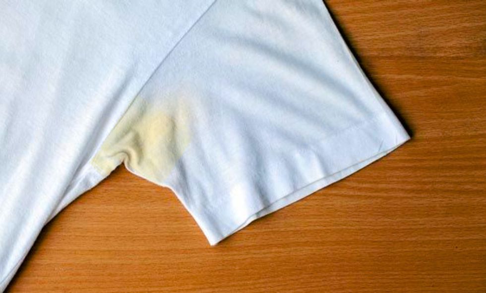 Las manchas amarillas pueden ser causadas por diversos factores, como el sudor, los productos químicos en los desodorantes, el contacto con superficies sucias, entre otros.