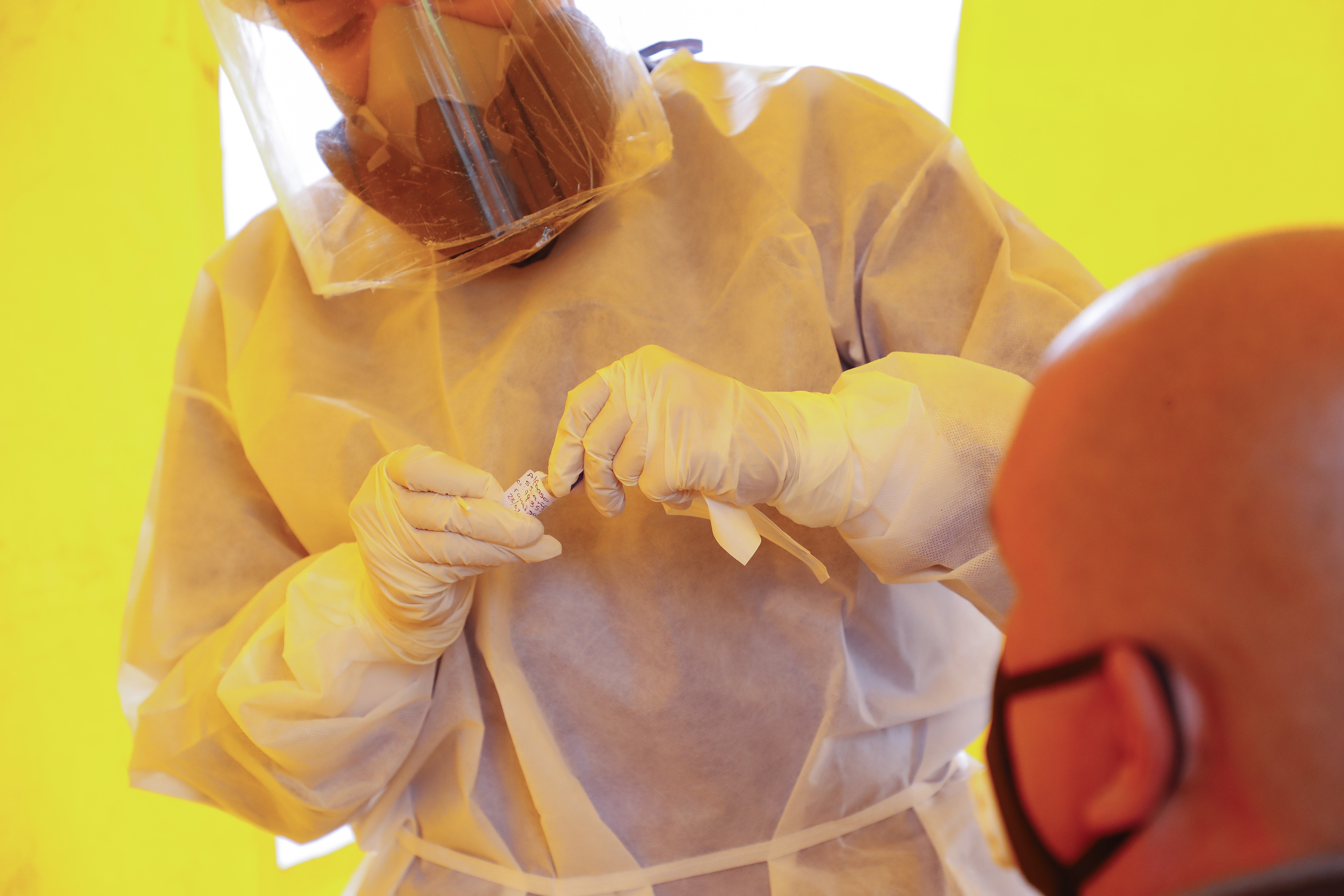 Con todas las medidas de bioseguridad se realiza toma de pruebas 
 testeo masivo para identificar focos de contagio de COVID-19 profesionales de la salud, pertenecientes a la Subred Integrada de servicios de Salud, han trasladado sus puestos de mando a los barrios con mayor afectación, iniciando por localidad de Kennedy, en donde se venía presentando un alto nivel de contagios
Localidad de Kennedy inicio de la tercera cuarentena por la pandemia del Covid 19
Coronavirus
Bogota julio 23 del 2020
foto Guillermo Torres Reina / Semana