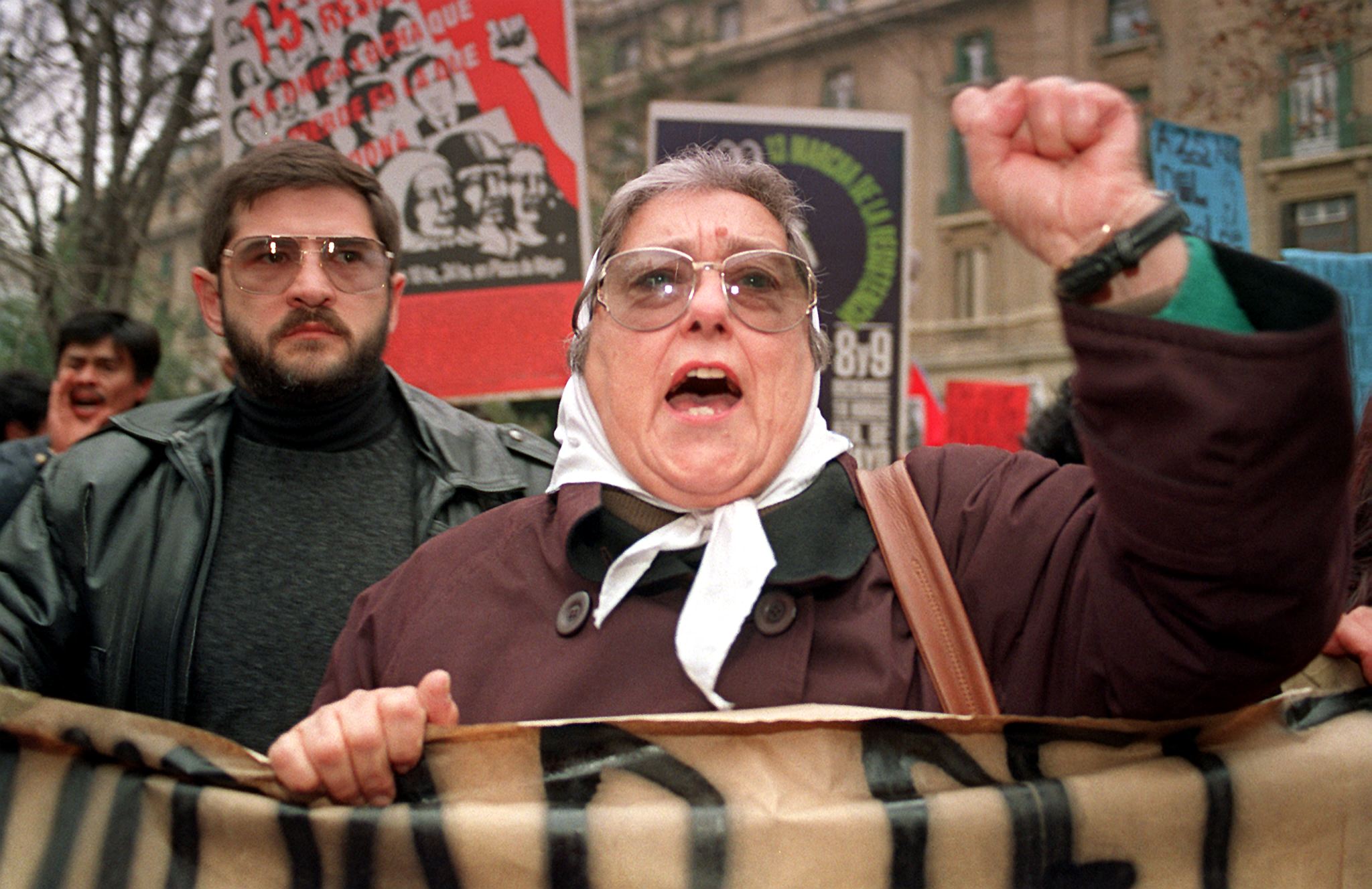 En esta foto de archivo tomada el 23 de julio de 1998, Hebe de Bonafini (R), presidenta de la Asociación de Madres de Plaza de Mayo, y el abogado de la asociación Sergio Schoklender (L) participan en un mitin frente a la Catedral de Santiago en apoyo a los presos políticos chilenos y para conmemorar las marchas semanales de otras madres en Argentina. - Hebe de Bonafini, la histórica presidenta de la asociación argentina Madres de Plaza de Mayo, formada durante la dictadura (1976-1983) para conocer el destino de sus hijos y otros detenidos desaparecidos por el régimen militar, falleció el 20 de noviembre de 2022 , a los 93 años, confirmó la vicepresidenta Cristina Fernández de Kirchner. (Foto por Ginnette RIQUELME / AFP)