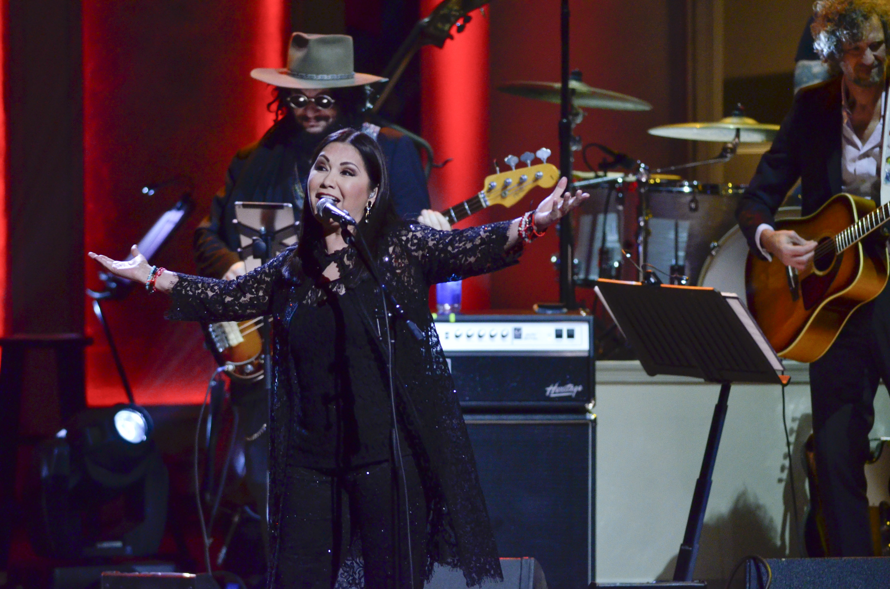 Ana Gabriel se presenta durante el Concierto Tributo al Premio Gershwin 2015 en honor a Willie Nelson en DAR Constitution Hall en Washington DC el 18 de noviembre de 2015.