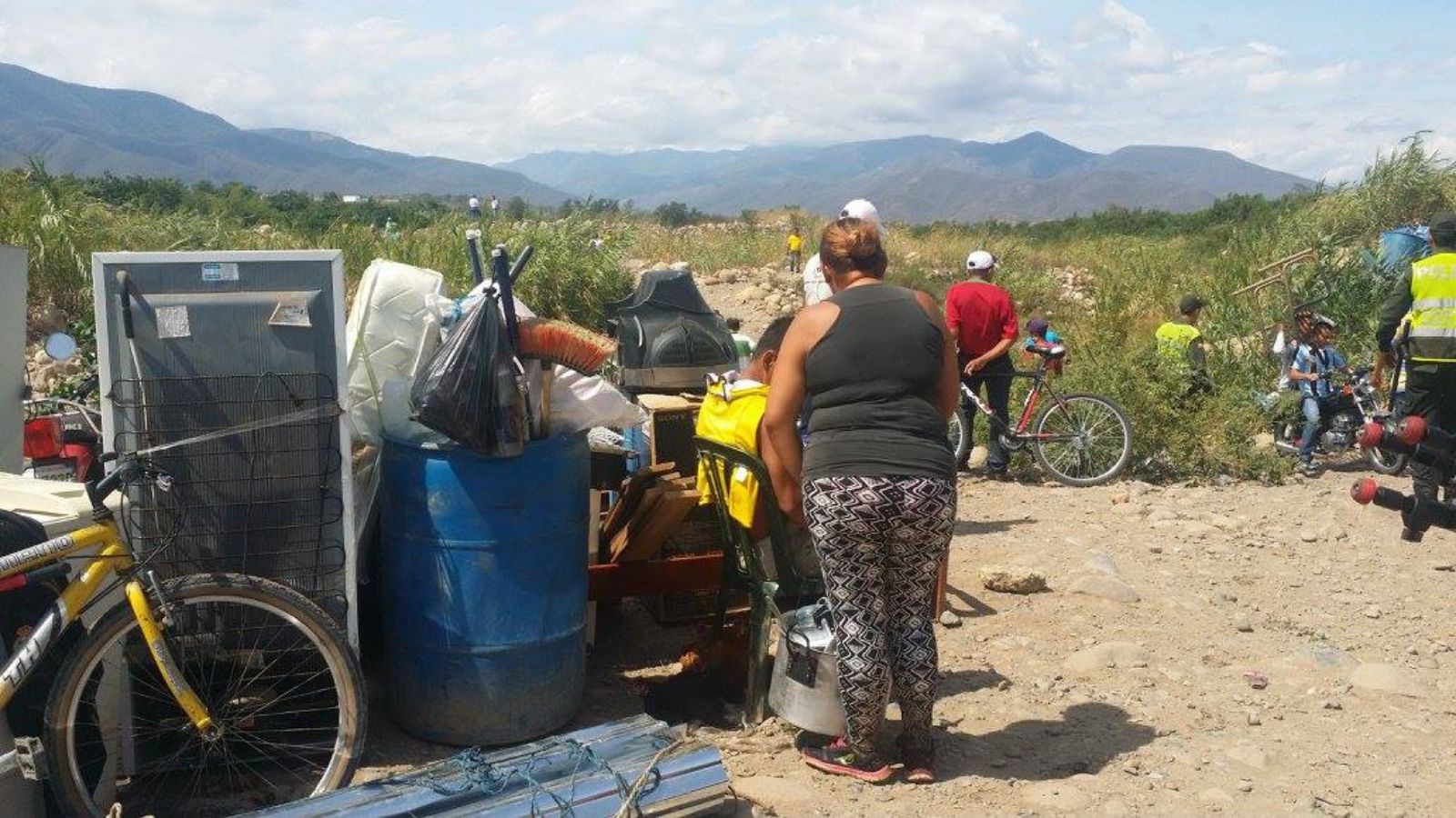 Centenares de colombianos fueron expulsados por orden de Nicolás Maduro y tuvieron que huir con sus pertenencias en medio del río