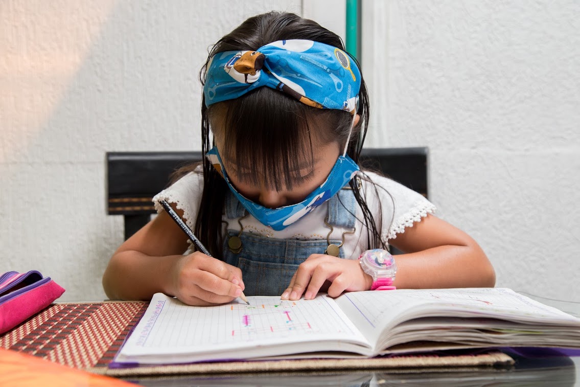 Cientos de miles de niños bogotanos adelantan su educación en casa por el cierre de escuelas.