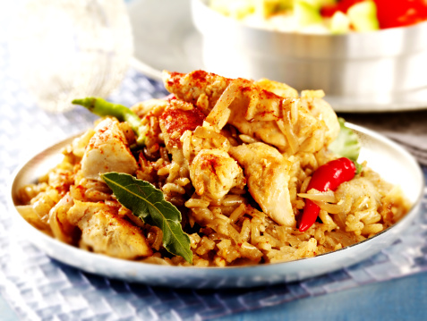 El arroz con pollo es altamente común en la gastronomía colombiana.
