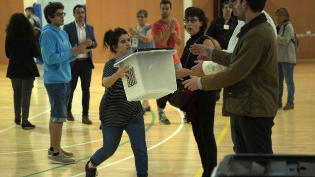 Un grupo de voluntarios en un centro de votación en Barcelona. El 6 de septiembre Puigdemont, convocó oficialmente el referendo y el gobierno de Mariano Rajoy denunció su acción ante los tribunales, que le dieron la razón. Foto: LLUIS GENELLUIS GENE - AFP - GETTY IMAGES - BBC