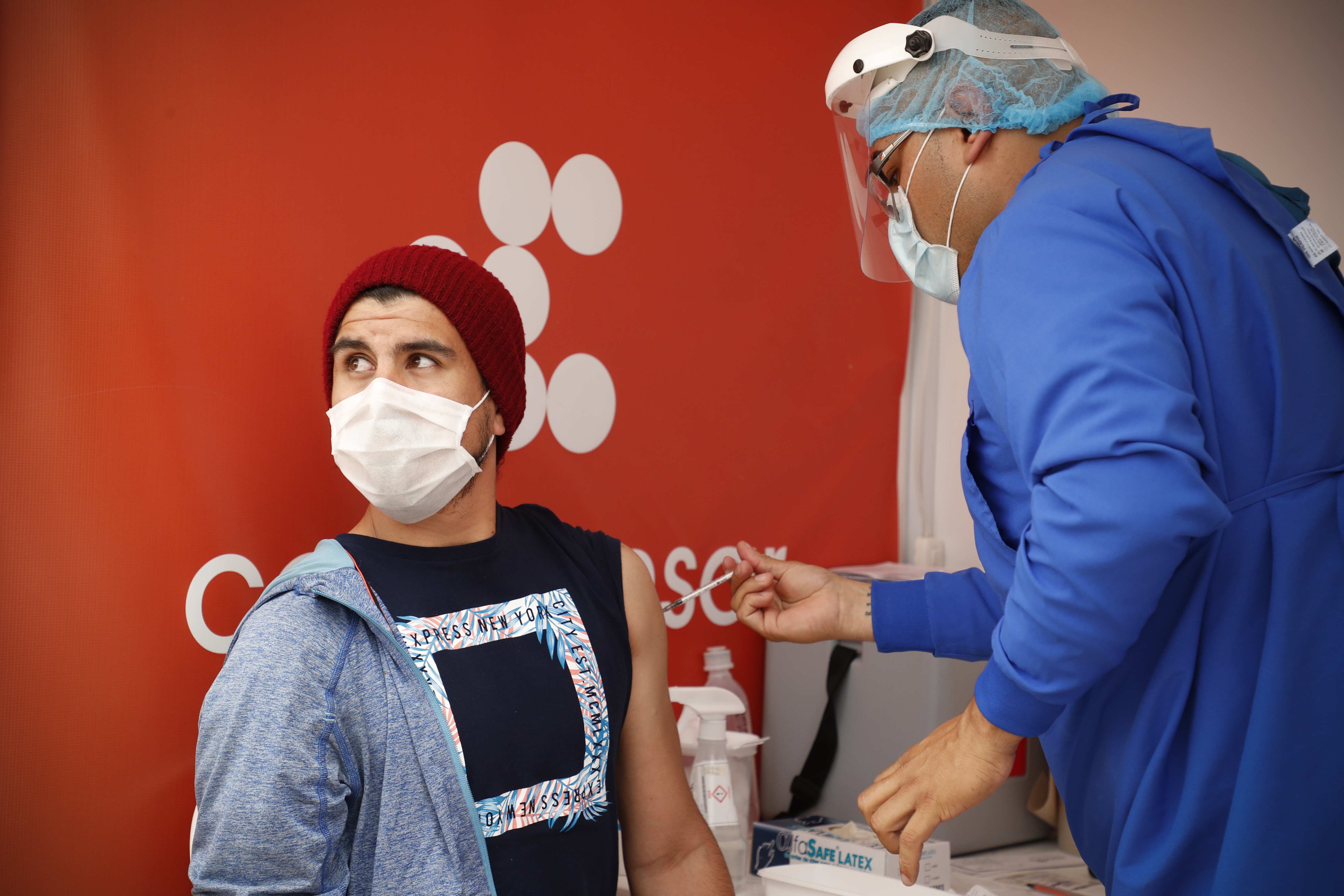 Aplicación  de la vacuna de Moderna  contra covid-19 primeras dosis a personas mayores de 30 años