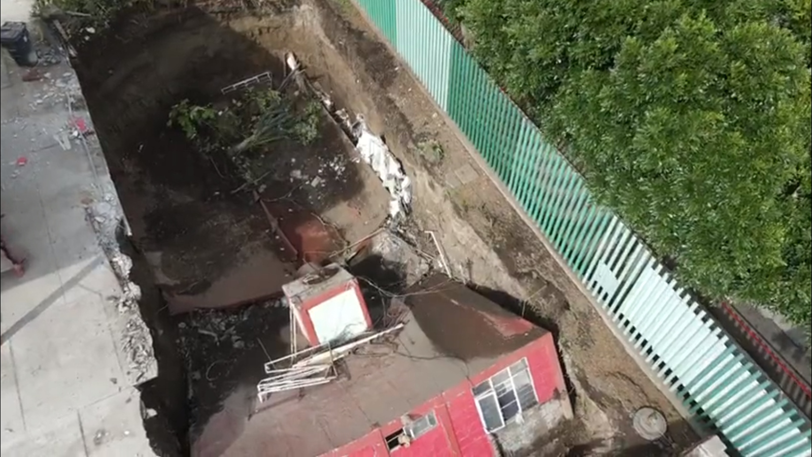 Fotograma: 0.08 La tierra se "tragó" un gimnasio de box  Twitter:@/RuidoEnLaRed