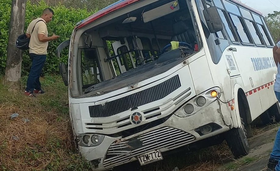 Las balas impactaron en el vidrio de la parte delantera del bus.