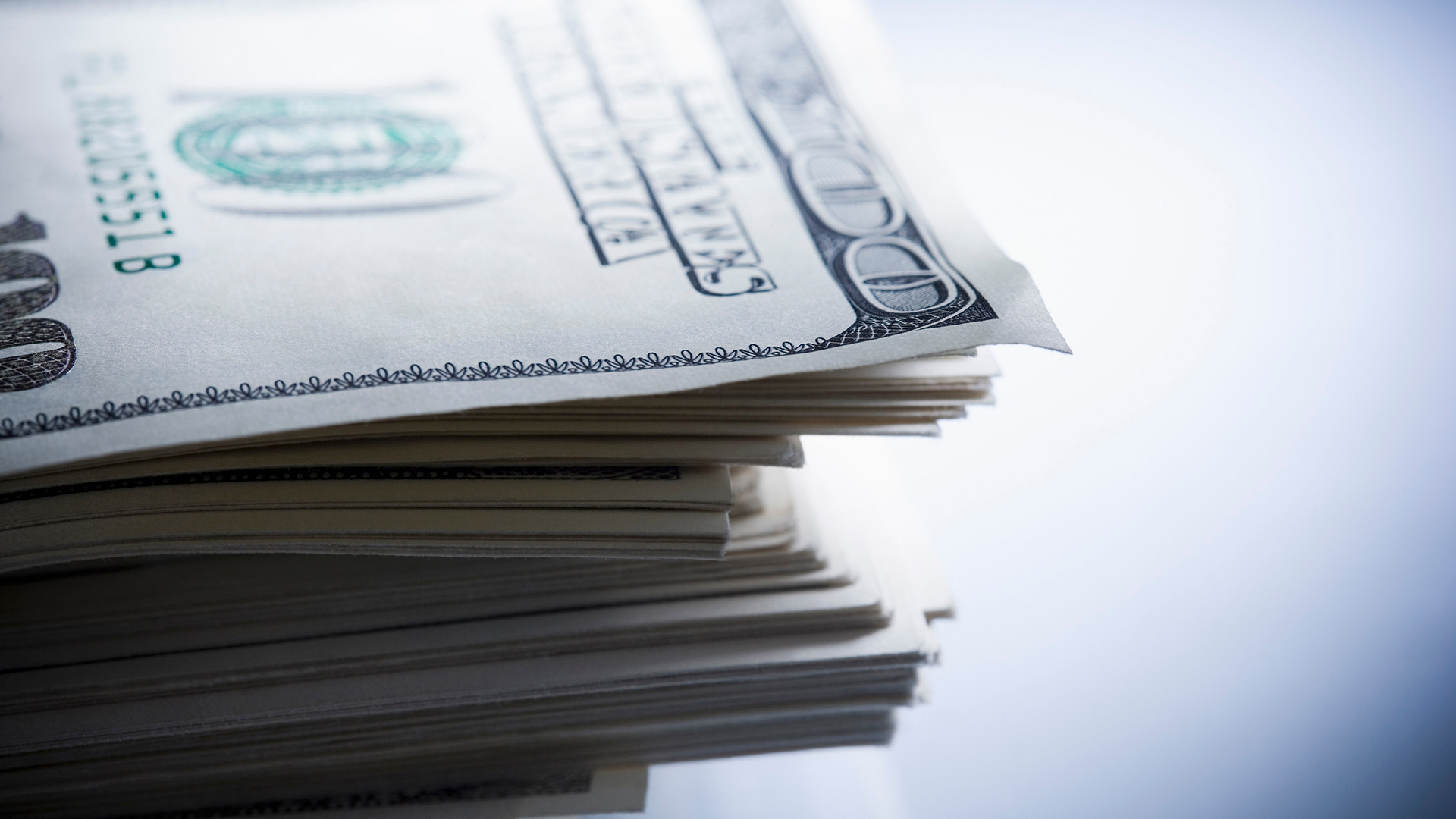 de cerca; primer plano extremo; pila; dinero; dólar; cien dolares; billete de banco; nadie; gran grupo de objetos; esquina; adentro; poder; abundancia; naturaleza muerta; foto de estudio; bancario; inversión; Fondo blanco; ganancia; ahorros; éxito; copie el espacio; Estados Unidos de América; cultura americana