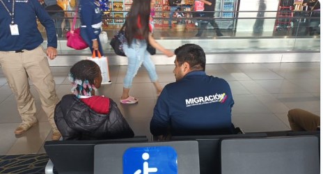 Niña abandonada en el aeropuerto El Dorado.