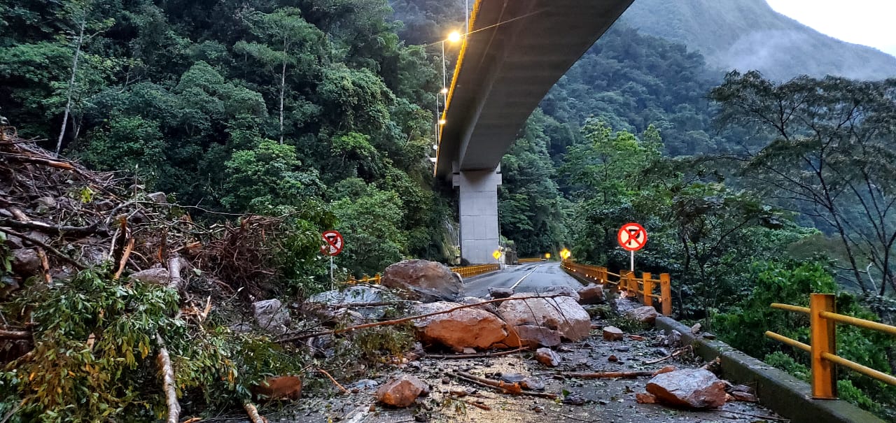 Se mantiene el cierre de la vía al Llano