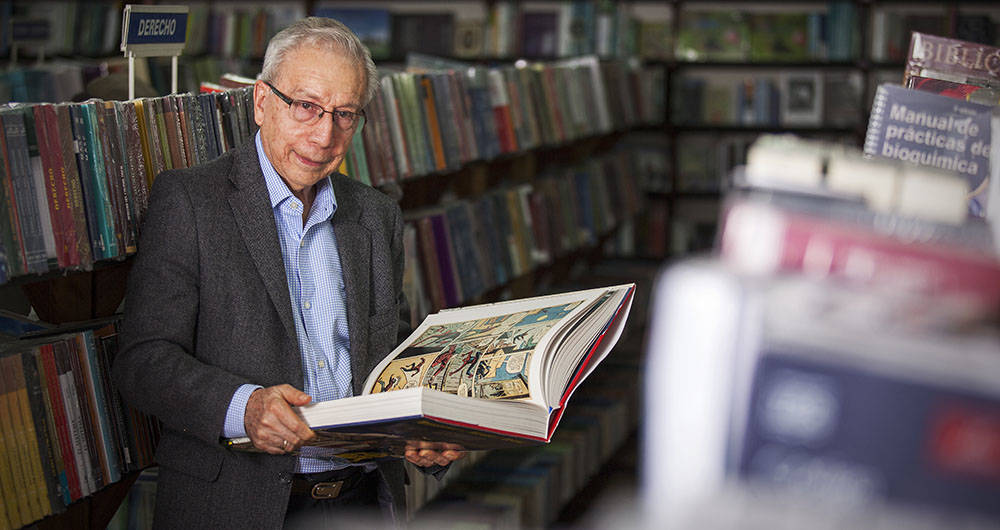 "Yo creo que esta pandemia no va a acabarnos. Mi vida ha estado absolutamente ligada a los libros desde niño. Entonces yo le tengo una enorme fe al libro", dice Ossa. Foto: Ana Vallejo. 