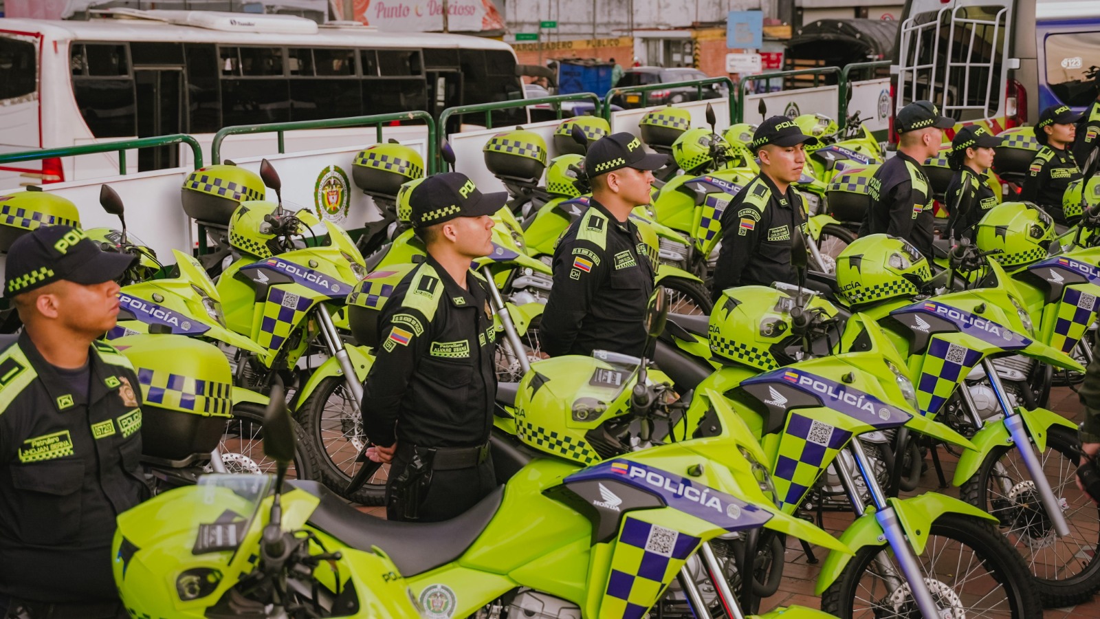 Los uniformados de la Policía están realizando patrullajes y operativos robustos para desintegrar las redes del delito en Cali.