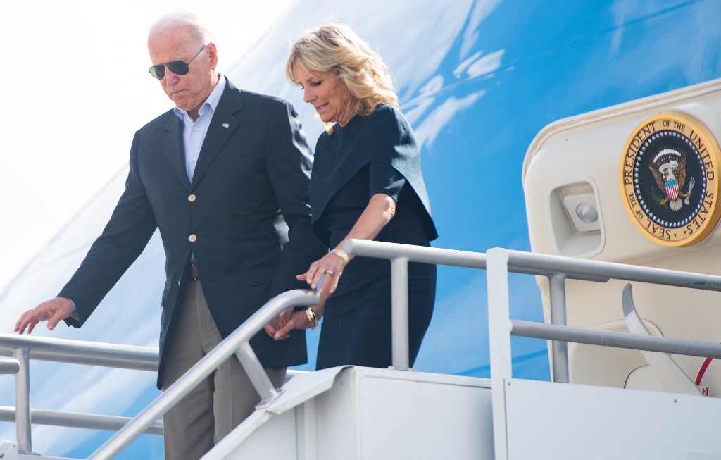 El presidente de Estados Unidos, Joe Biden, y su esposa, la primera dama Jill Biden, llegando al Aeropuerto Internacional de Miami (Photo by SAUL LOEB / AFP).