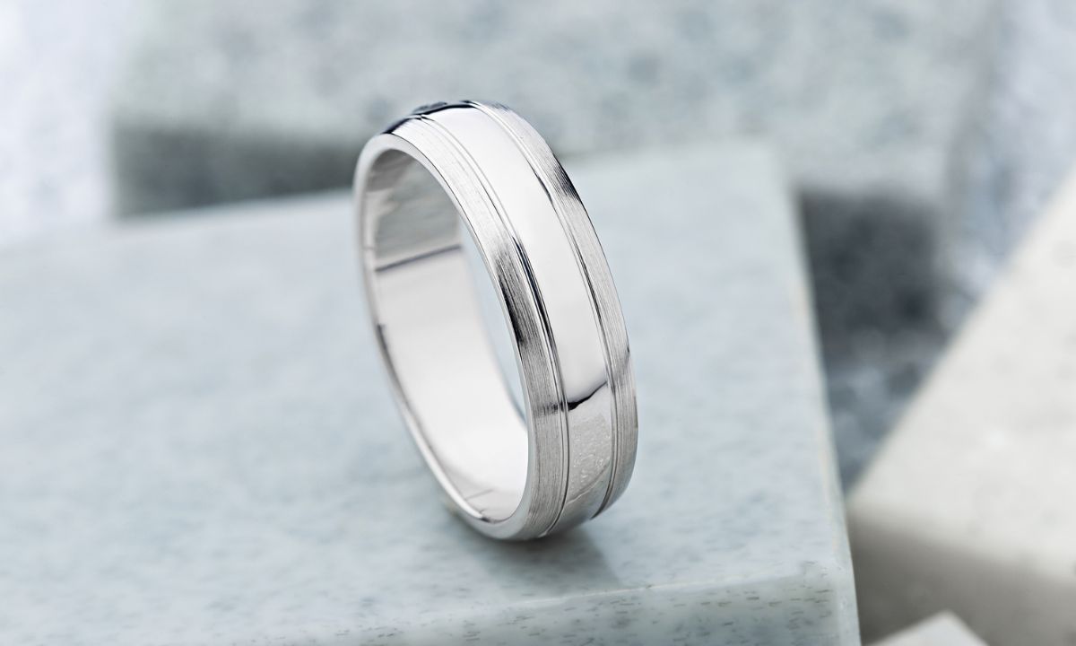 Así se debe pulir un anillo de plata.