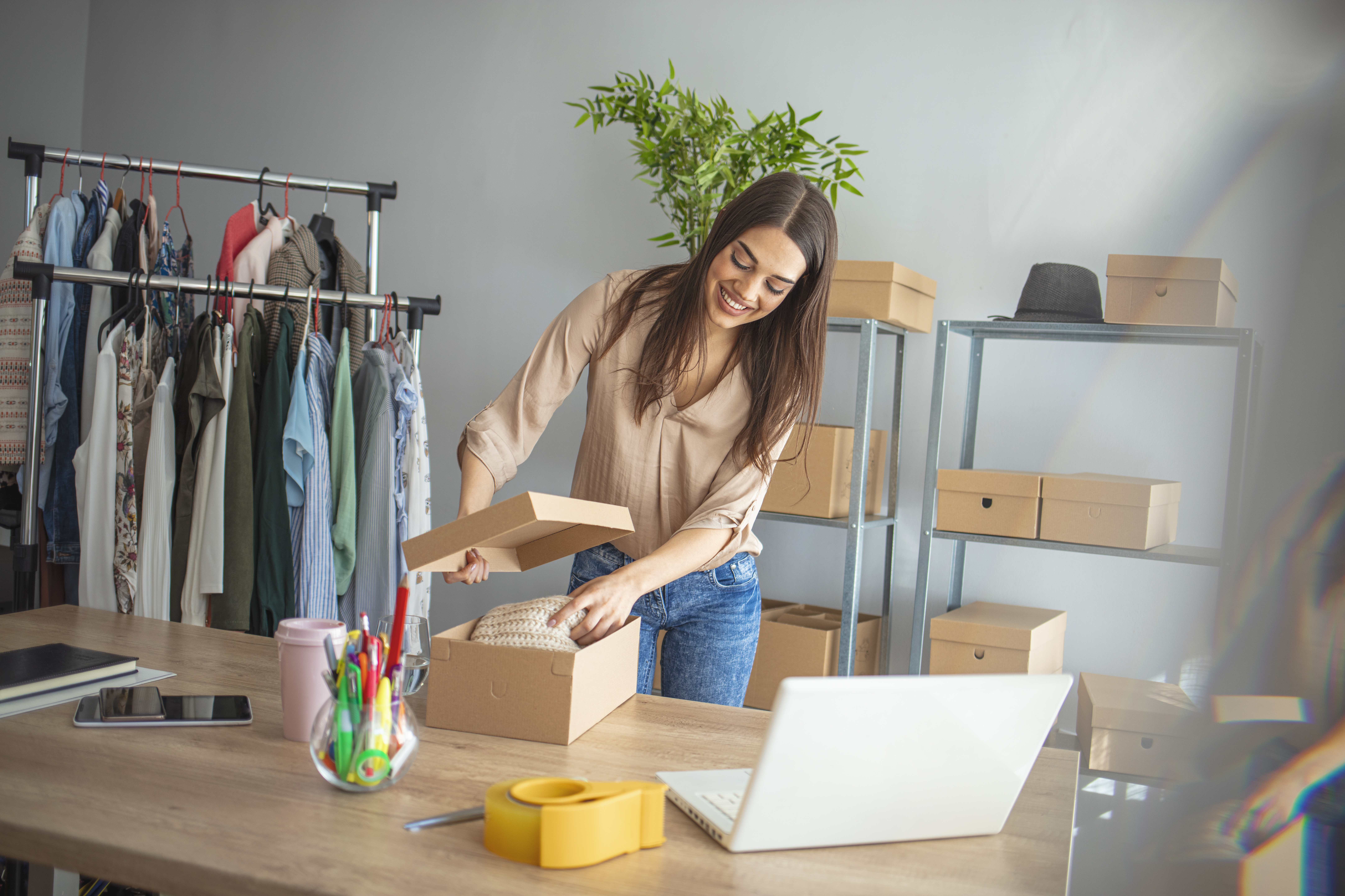 Propietario de una pequeña empresa joven que trabaja en la oficina en casa. Entrega de envases de marketing online, emprendedor de pymes de inicio o concepto de mujer independiente. Propietario de una pequeña empresa