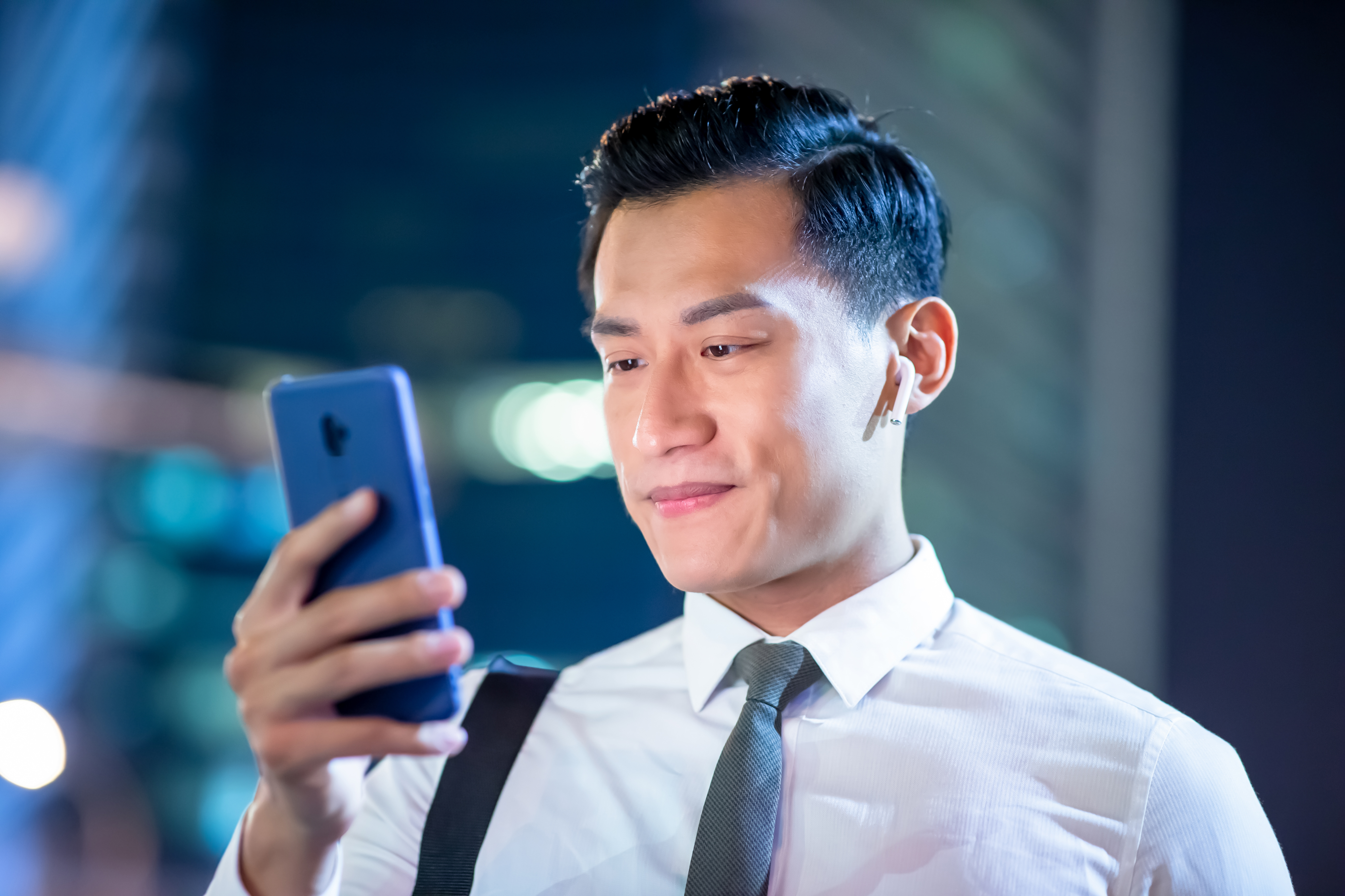 Los auriculares inalámbricos funcionan mediante conexión bluetooth.