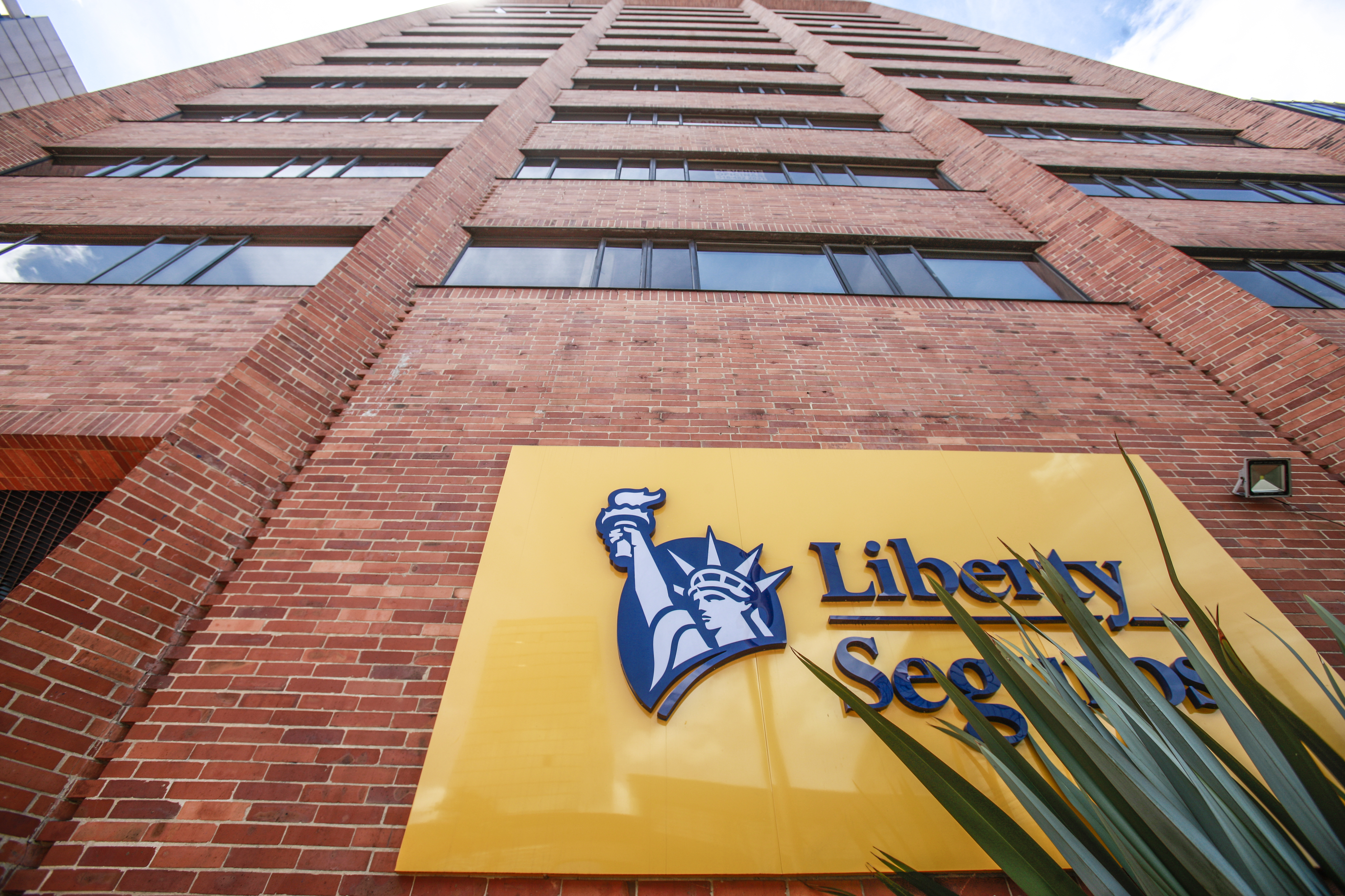 Liberty Seguros Calle 72 Carrera 10 Fachada