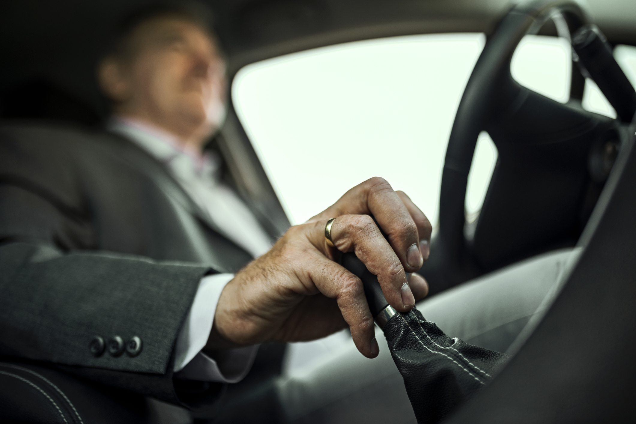 Descubra las consecuencias de mantener presionado el clutch en el vehículo.