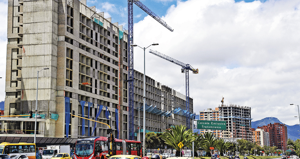 La construcción de vivienda tuvo una profunda caída en 2023. Las apuestas están concentradas en su recuperación en 2024, al igual que en el consumo de los hogares.