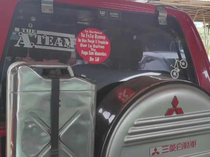 La inconformidad por el alto costo de los peajes llevaron a Sandra Gutiérrez, a pagar con monedas de $50 pesos en el peaje El Trapiche, ubicado en la Doble Calzada Bello - Hatillo.