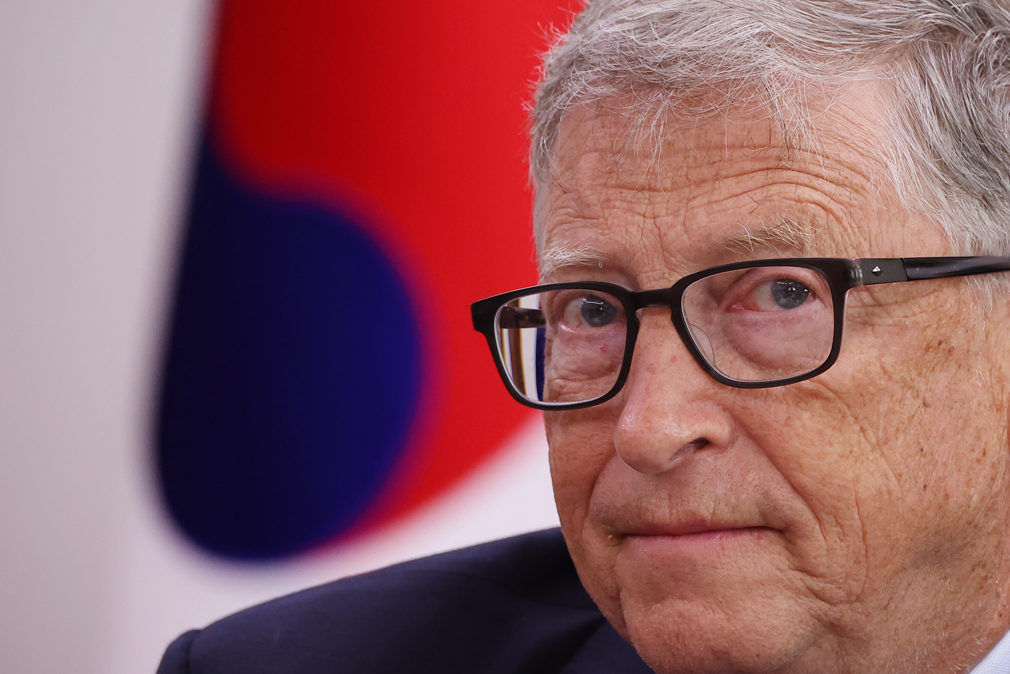 El cofundador de Microsoft Corp, Bill Gates, asiste a una reunión con el presidente de la Asamblea Nacional de Corea del Sur, Kim Jin-pyo (no aparece en la foto), en la Asamblea Nacional el 16 de agosto de 2022 en Seúl, Corea del Sur.