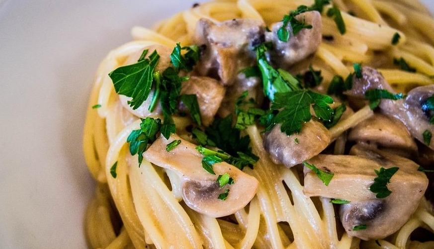 Pasta de pollo con champiñones