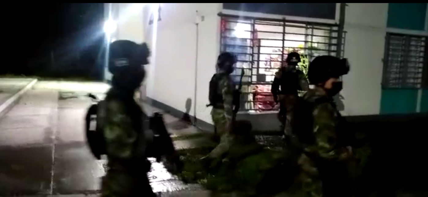 La ciudad de Cali fue militarizada desde el domingo tras los graves eventos de orden público que se dieron durante el día. Se registraron al menos 10 heridos.