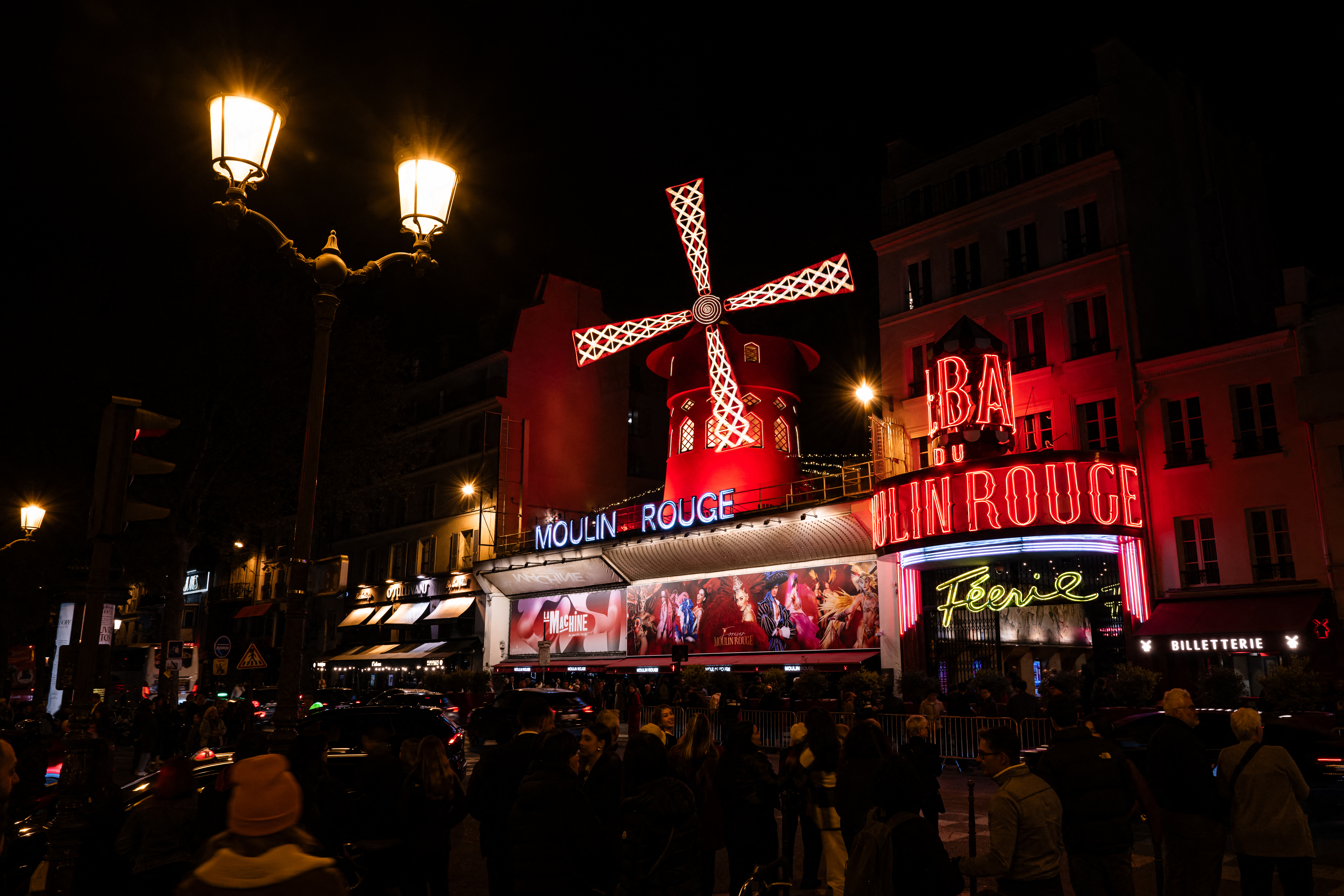 Una fotografía tomada en París el 9 de abril de 2024 muestra una vista exterior del cabaret musical Moulin Rouge. Las aspas del molino de viento en lo alto del cabaret Moulin Rouge, uno de los monumentos más famosos de París, colapsaron durante la noche del 24 de abril de 2025, dijeron los bomberos, pocos meses antes de que la capital francesa fuera sede de los Juegos Olímpicos. (Foto de Miguel MEDINA/AFP)