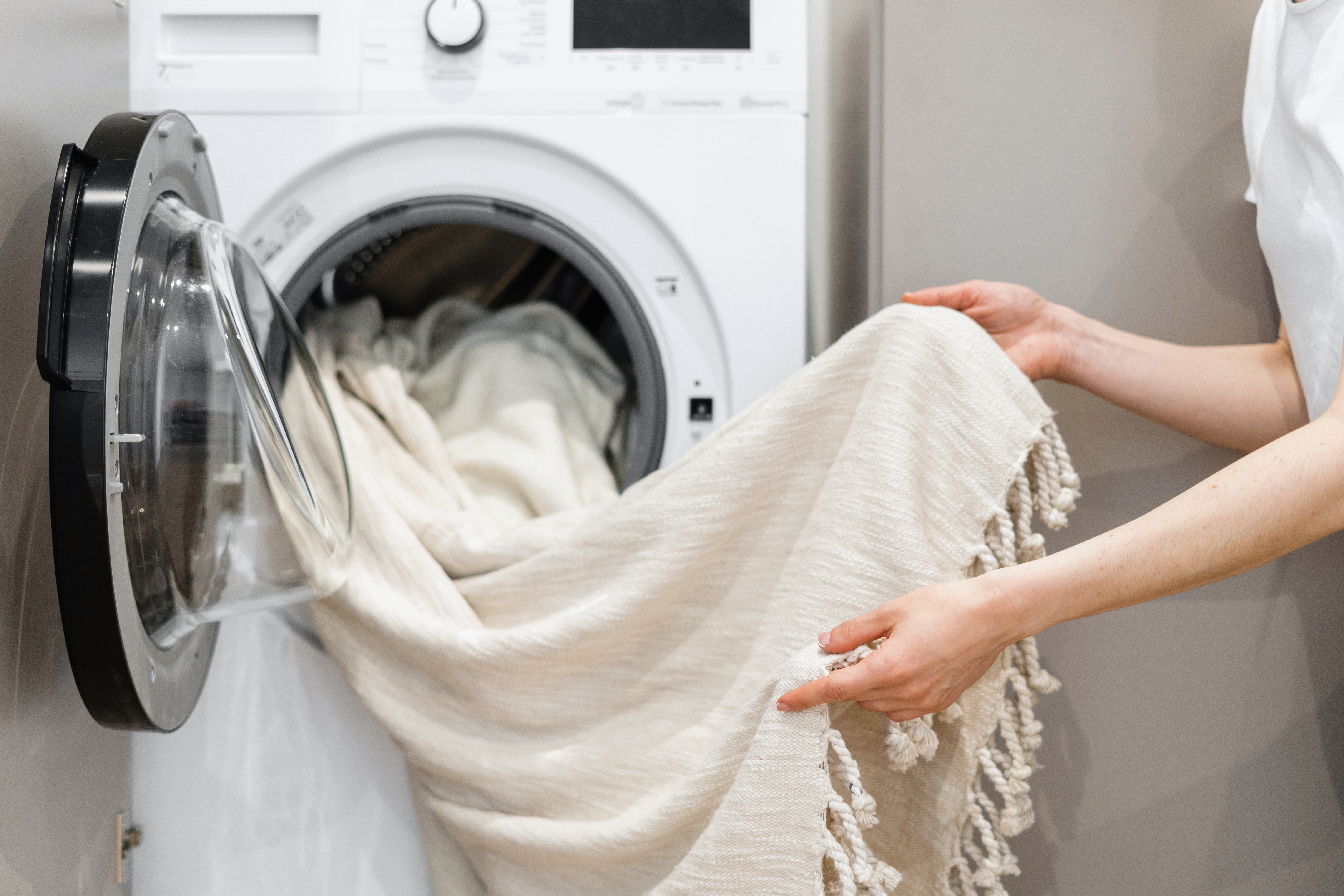 Qué se pone primero en la lavadora: el agua o la ropa?