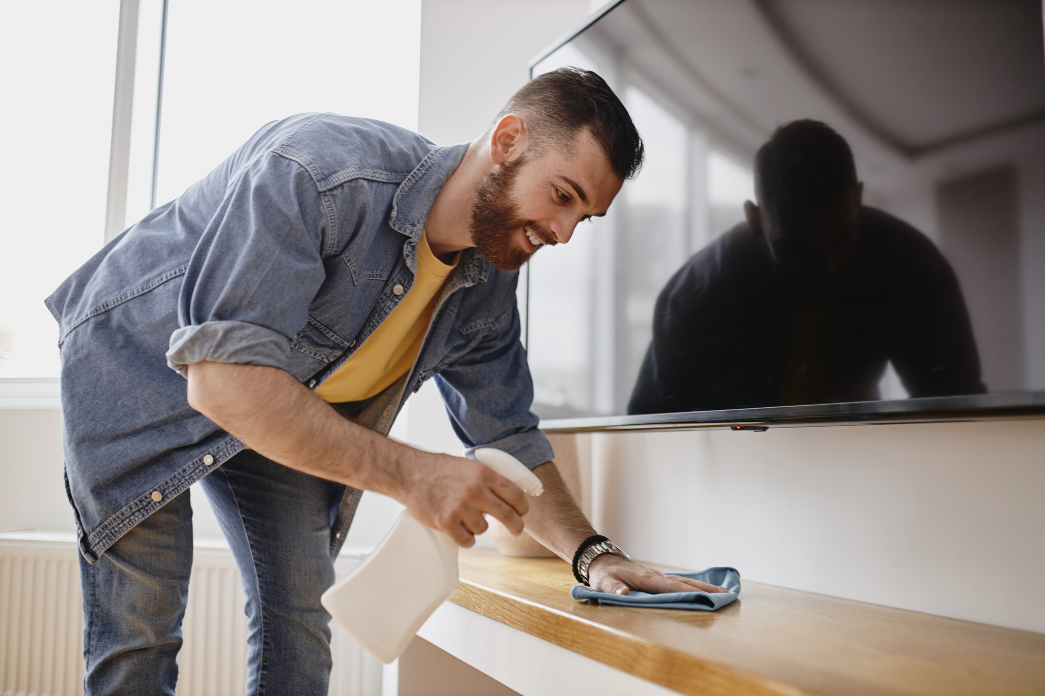 Productos como el alcohol no se recomiendan para limpiar la pantalla de un Smart TV.