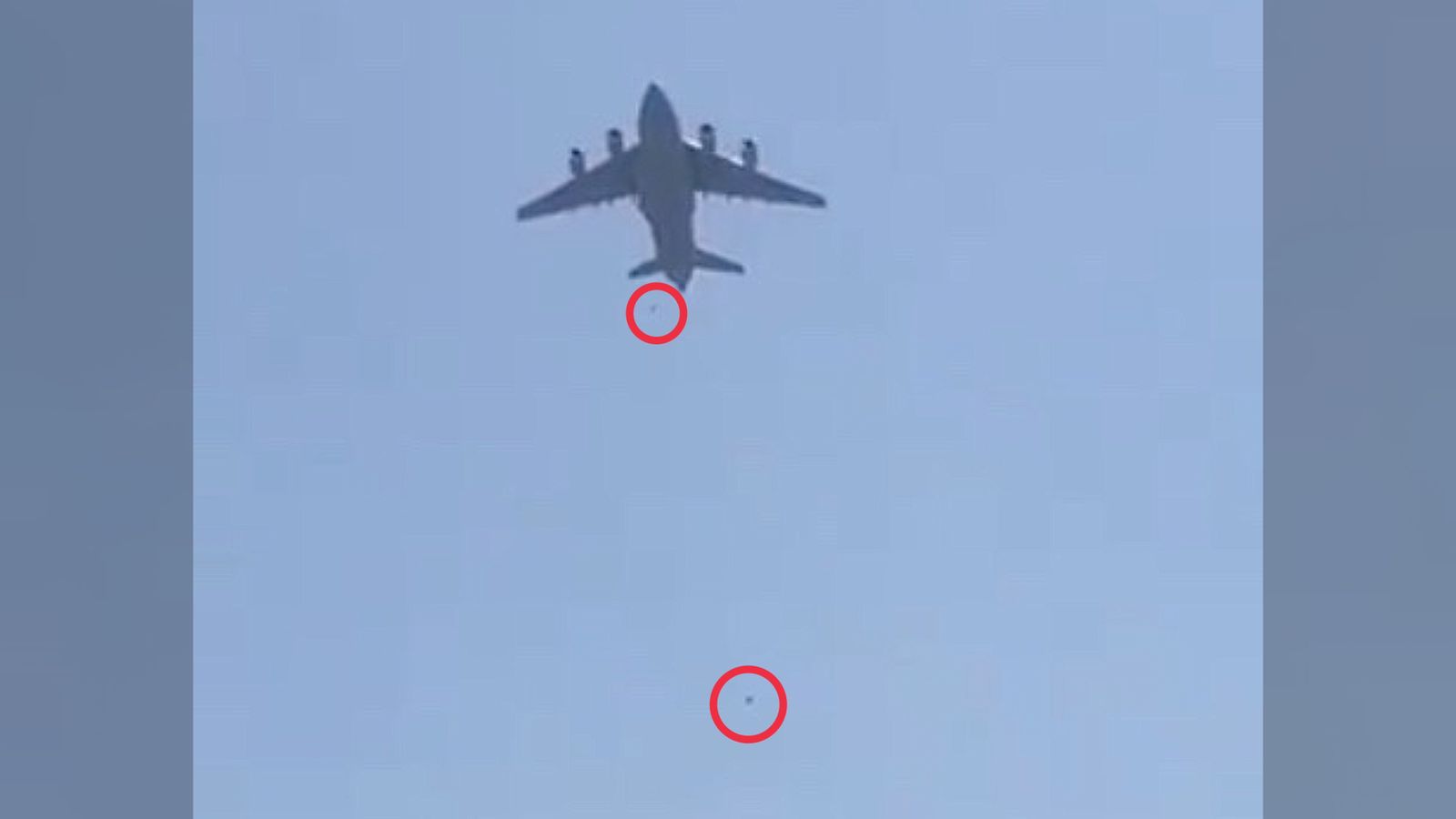 Tragedia en Afganistán: Dos polizones murieron tras caer del avión en el que planeaban huir de Kabul