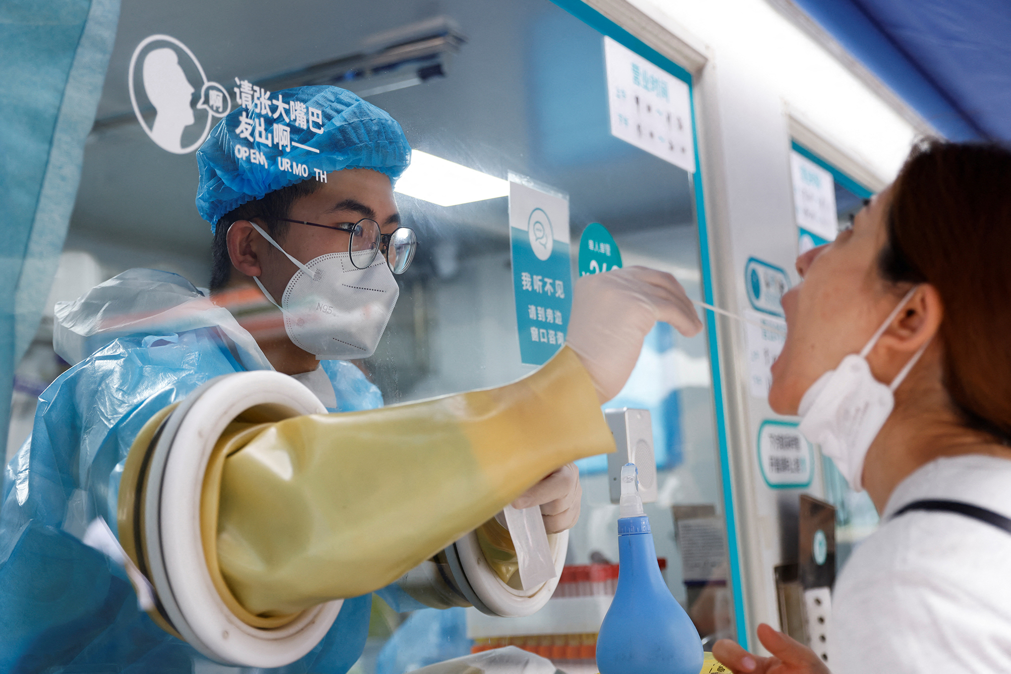 Una persona realiza una prueba de ácido nucleico en un sitio de prueba móvil luego del brote de la enfermedad por coronavirus en Beijing, China, 25 de abril de 2022. Foto REUTERS/Carlos García Rawlins