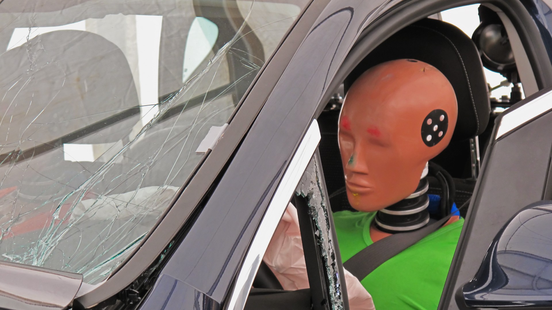 Desde los años 70 se vienen utilizando muñecos configurados con las medidas promedio de un hombre;