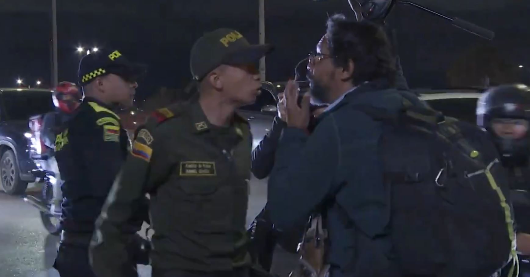 Los uniformados impidieron la labor de la prensa.