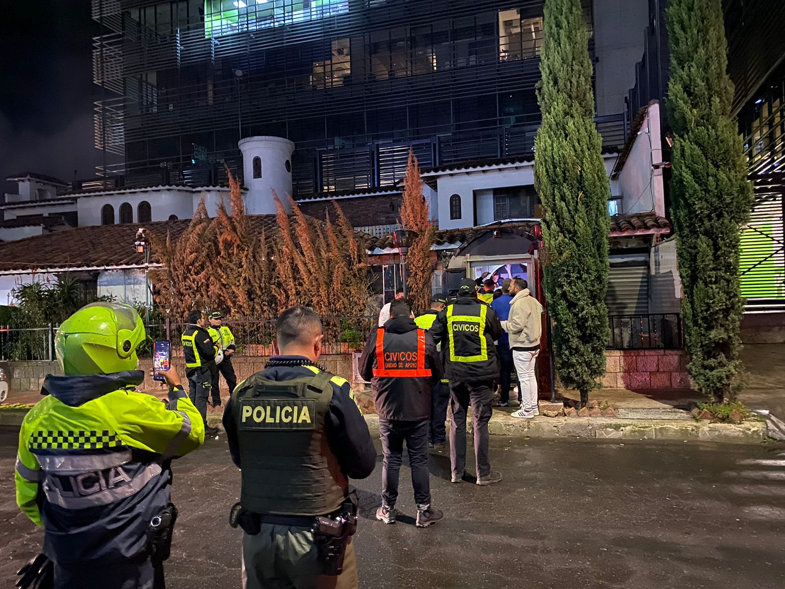 La Policía cerró La Mansión Chicó, al norte de Bogotá. En el lugar hacían rumbas clandestinas llenas de licor, drogas y armas