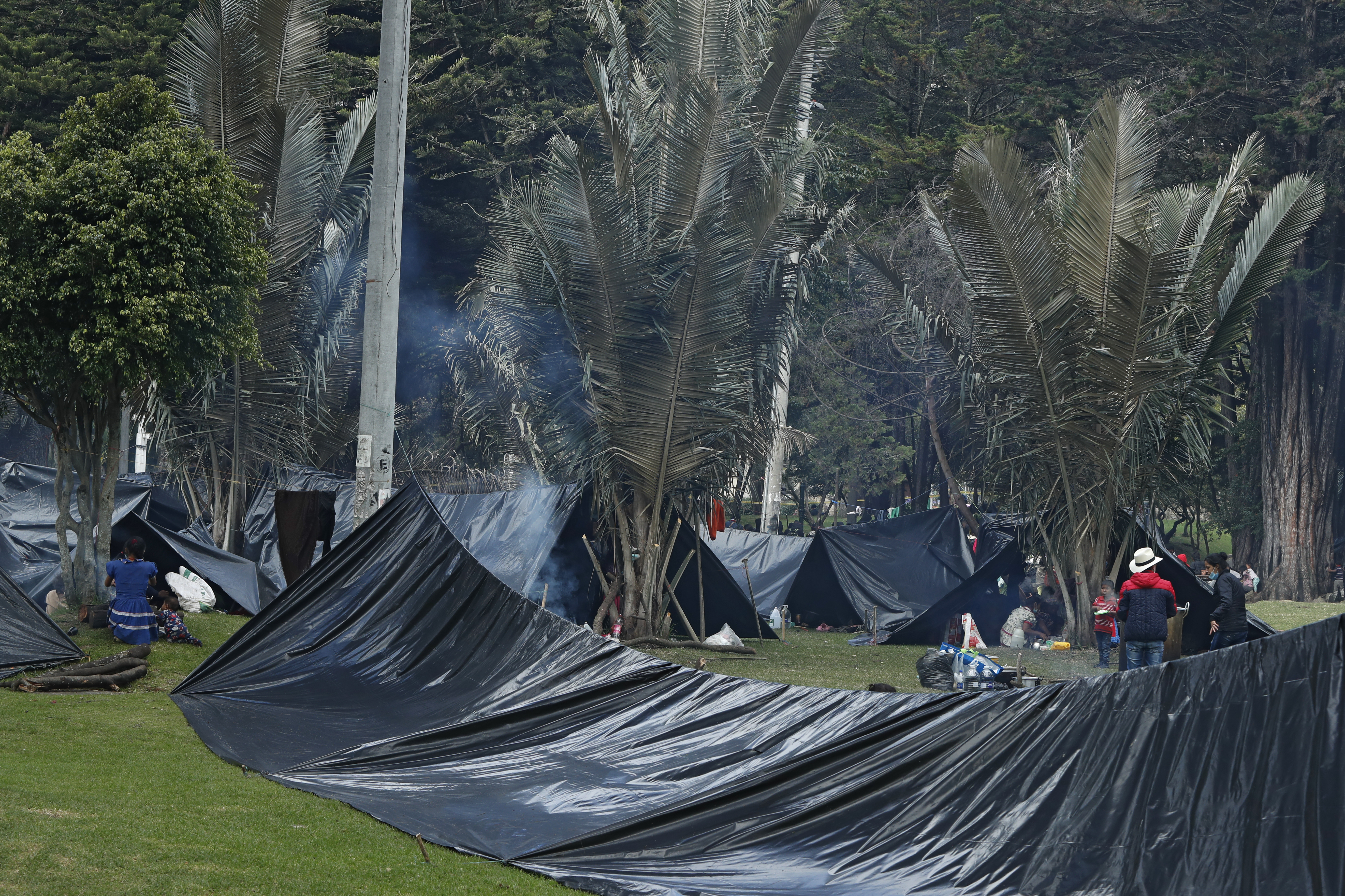 Indígenas  Embera se  tomaron y armaron  cambuches  en el Parque Nacional de Bogotá, reclaman ayudas económicas.