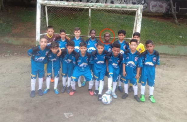 Sebastián, junto a sus cuatro hermanos y mamá fueron desplazados del departamento del Chocó y por las condiciones económicas se vio obligado a vivir debajo del Puente de la Madre Laura.