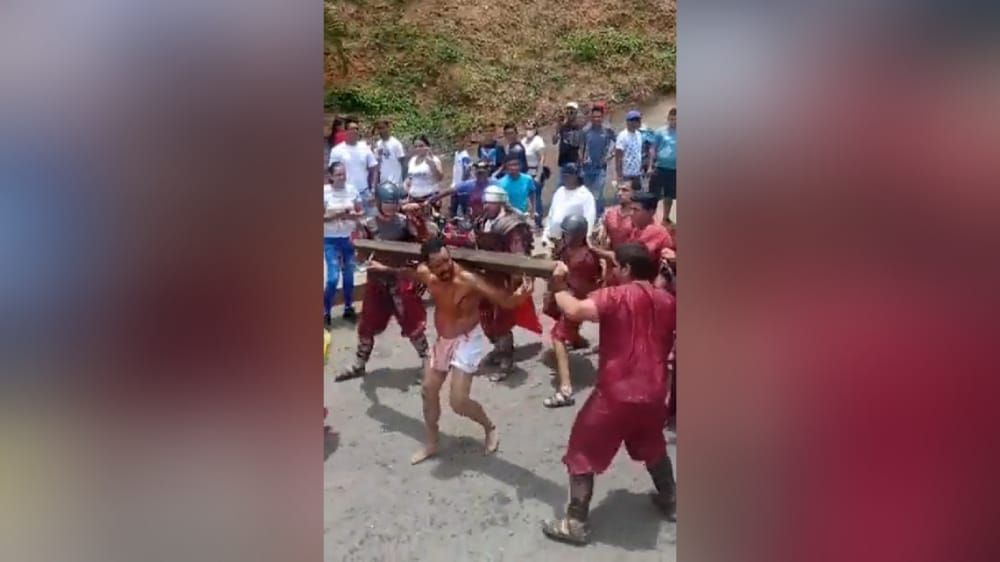 Video | Hombre que representaba a Jesús durante viacrucis se defendió a patadas de azotes de sus compañeros