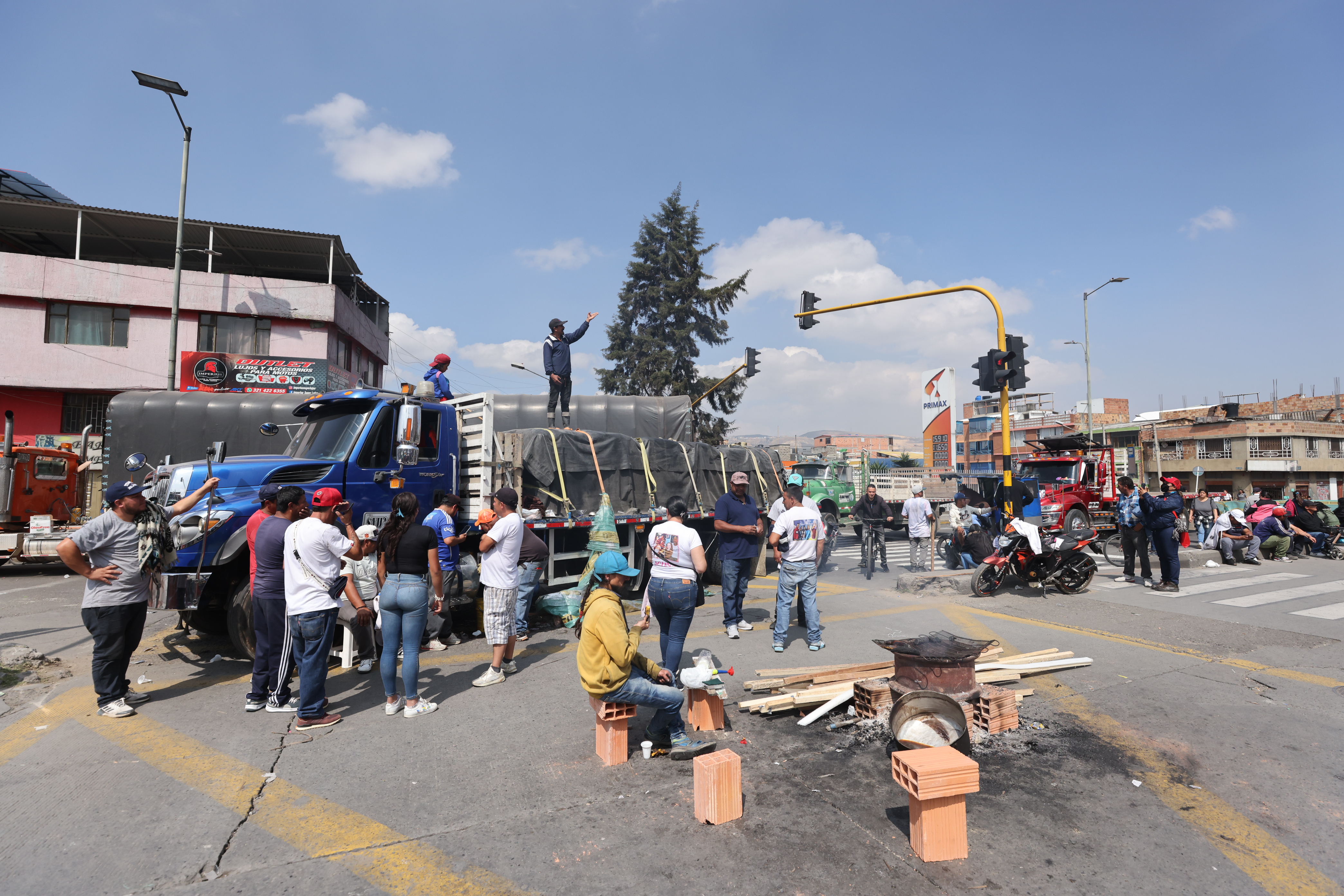 Paro de transportadores y camioneros en Estación molinos de transmilenio y Caravaca con 51 sur
