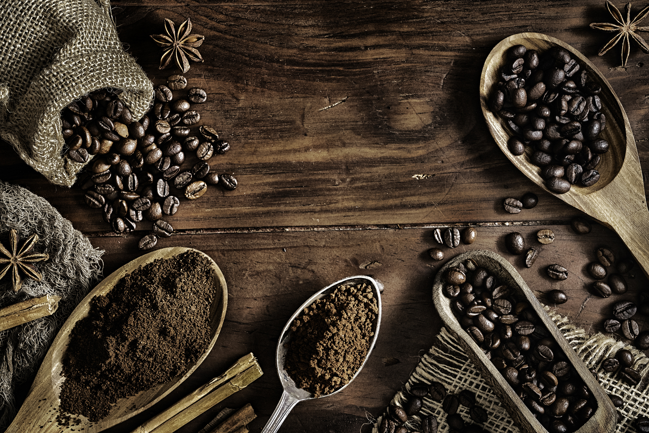 El café y la canela pueden usarse como tinete natural para cubrir canas.