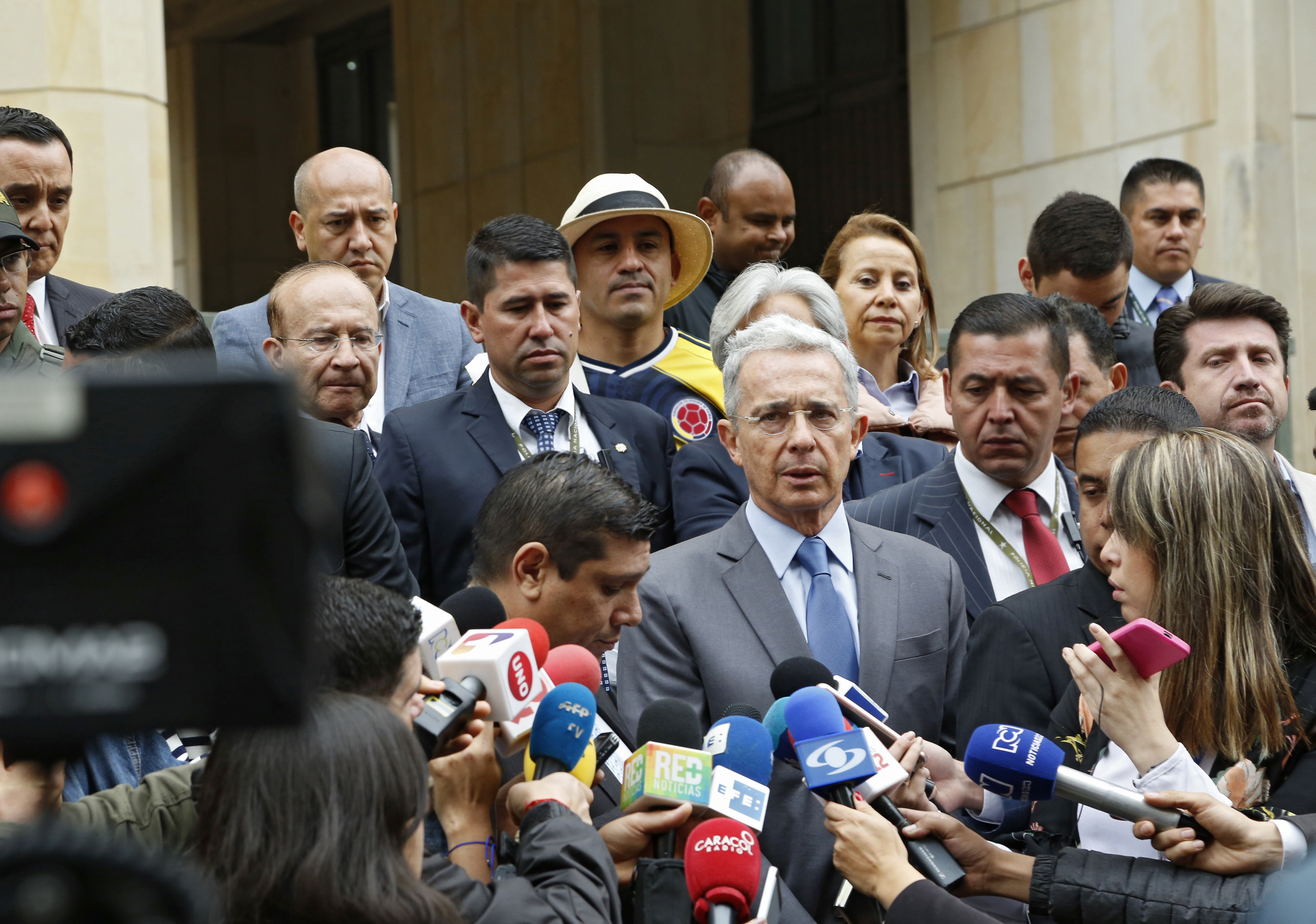 expresidente Alvaro Uribe y su abogado defensor, Jaime Granados, acudieron al Palacio de Justicia para presentar un documento de 125 paginas con sus objeciones contra el auto de hace una semana, en el que la Corte Suprema de Justicia determino investigar al exmandatario por manipulación de testigos
en contra del tambien congresista Ivan Cepeda
Bogota feb 23 2018
foto Guillermo Torres revista Semana