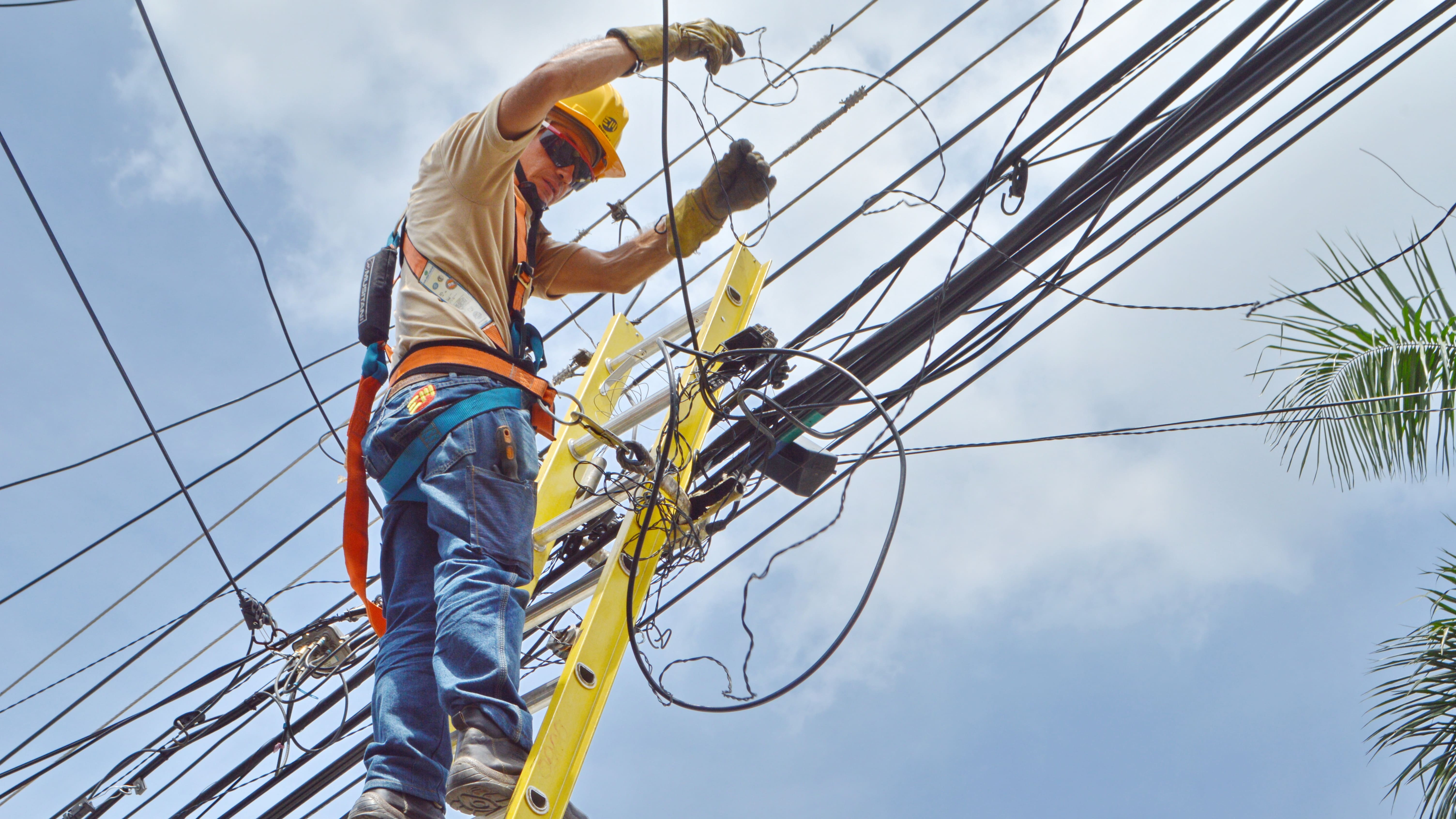 Emcali dispone de 25 cuadrillas que se despliegan por toda la ciudad, atendiendo las reparaciones no previstas.